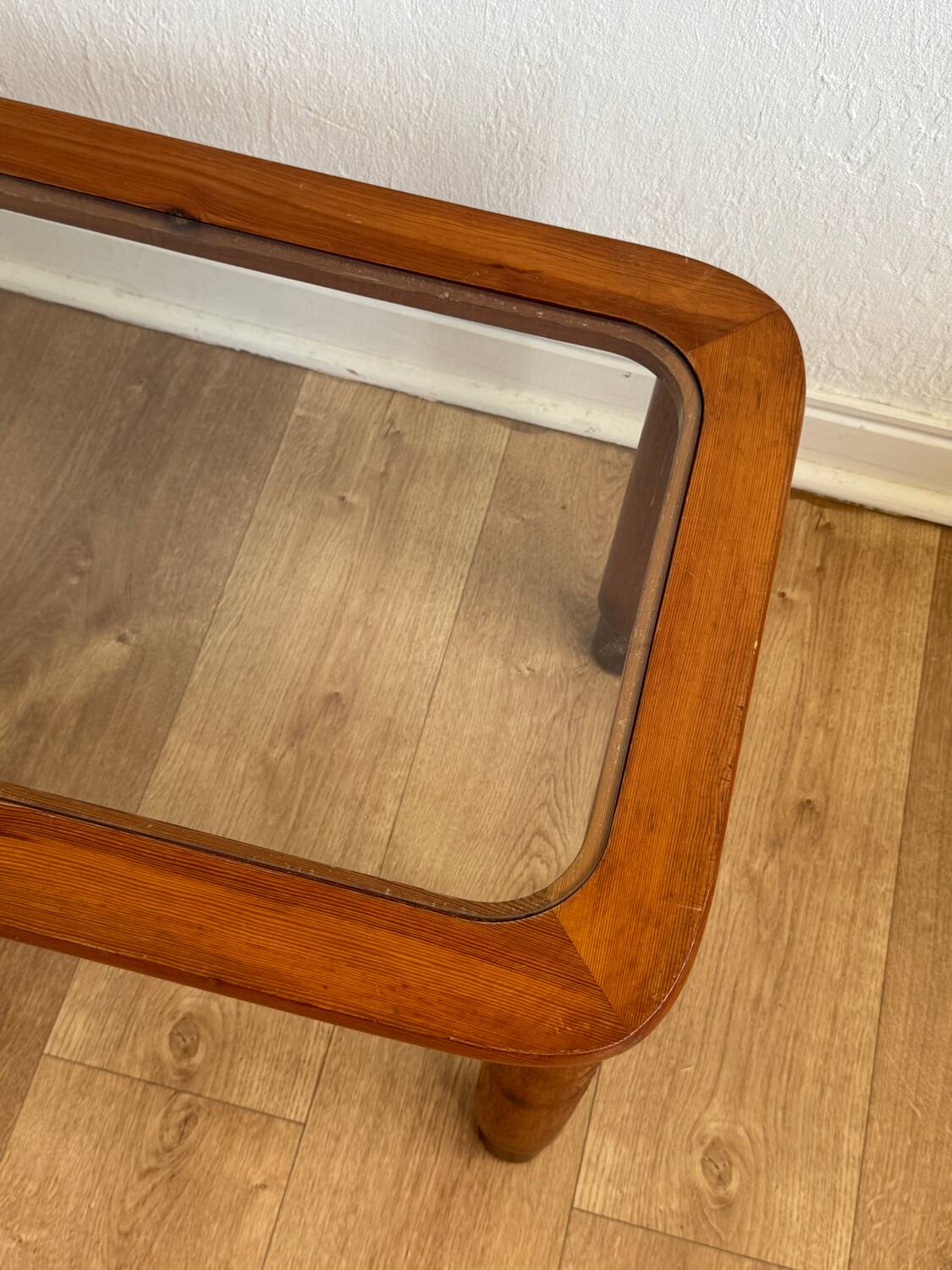 Table basse en bois et verre