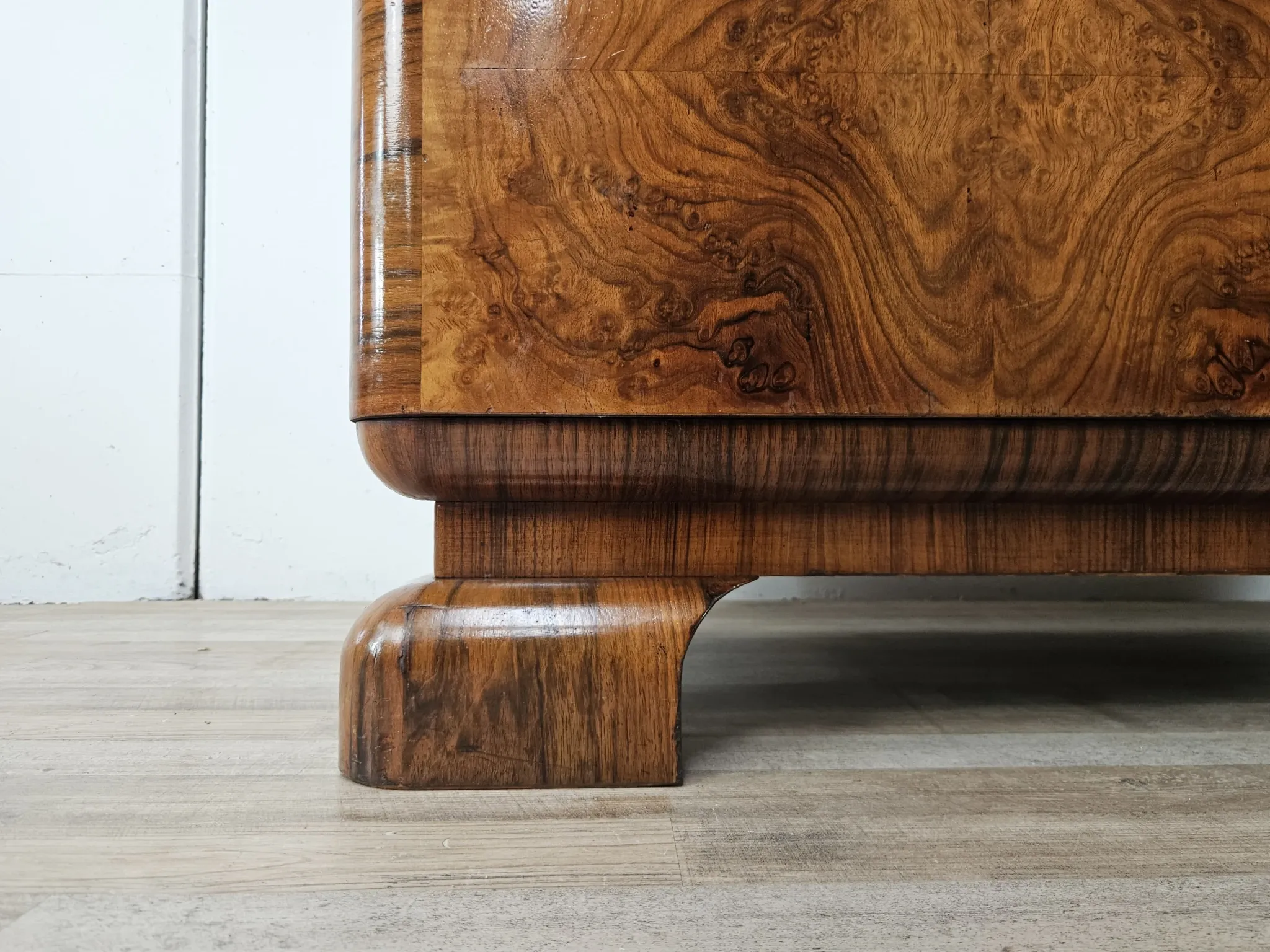 French Art Decò display cabinet from the 1940s in walnut