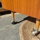Buffet ou bar vintage pieds compas et roulettes