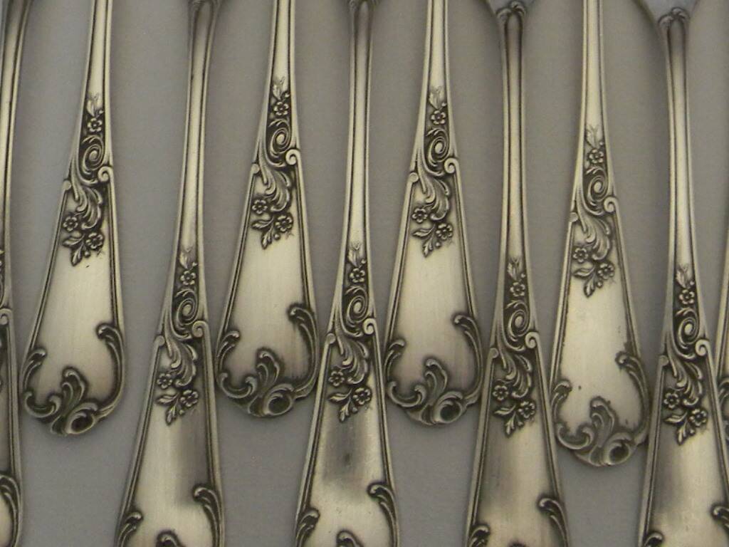 Lot de 12 fourchettes en métal argenté saint medard.