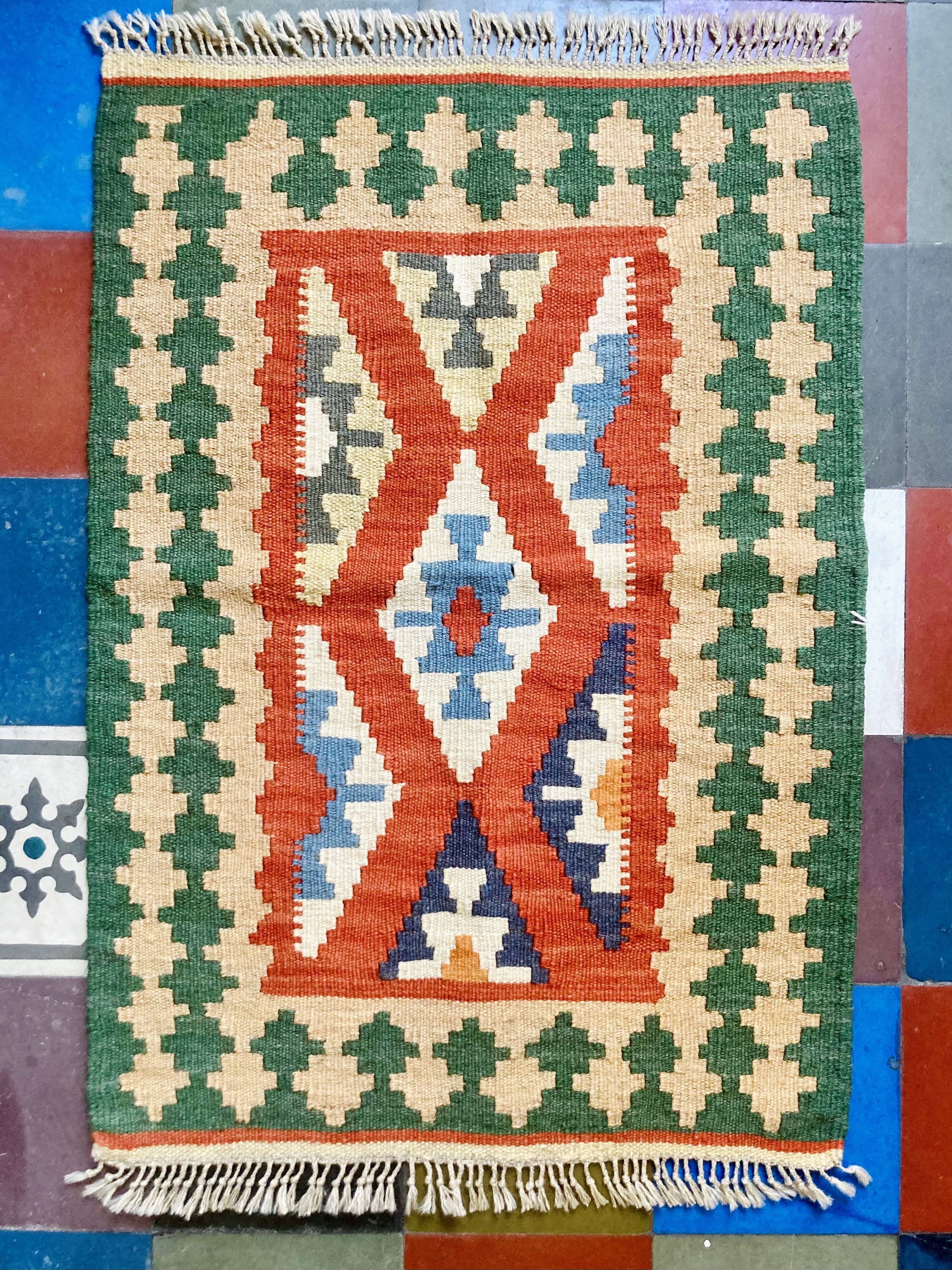 Kilim shirazi en laine vert, terracotta et bleu ciel, fait à la main