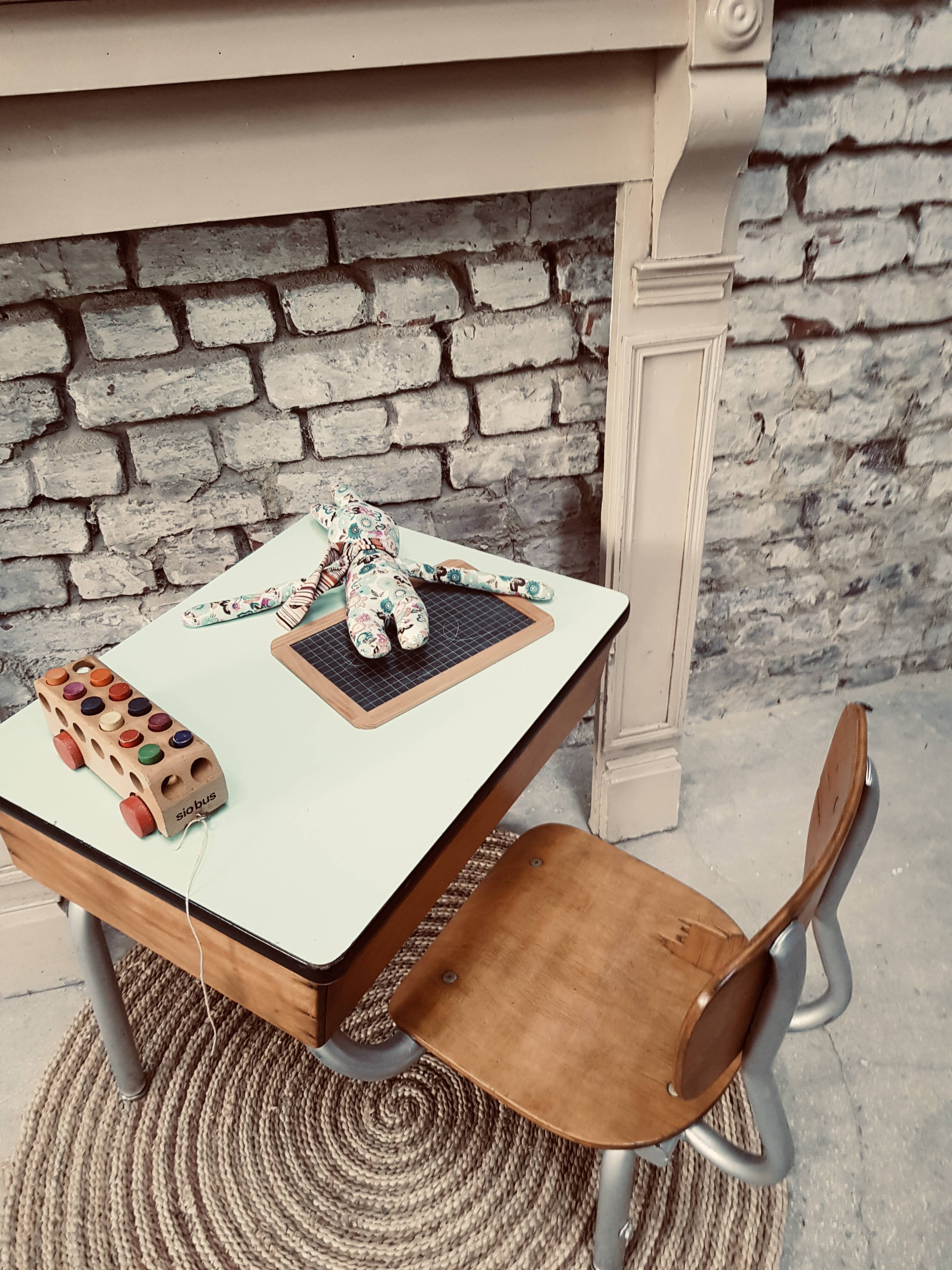 One-piece school desk