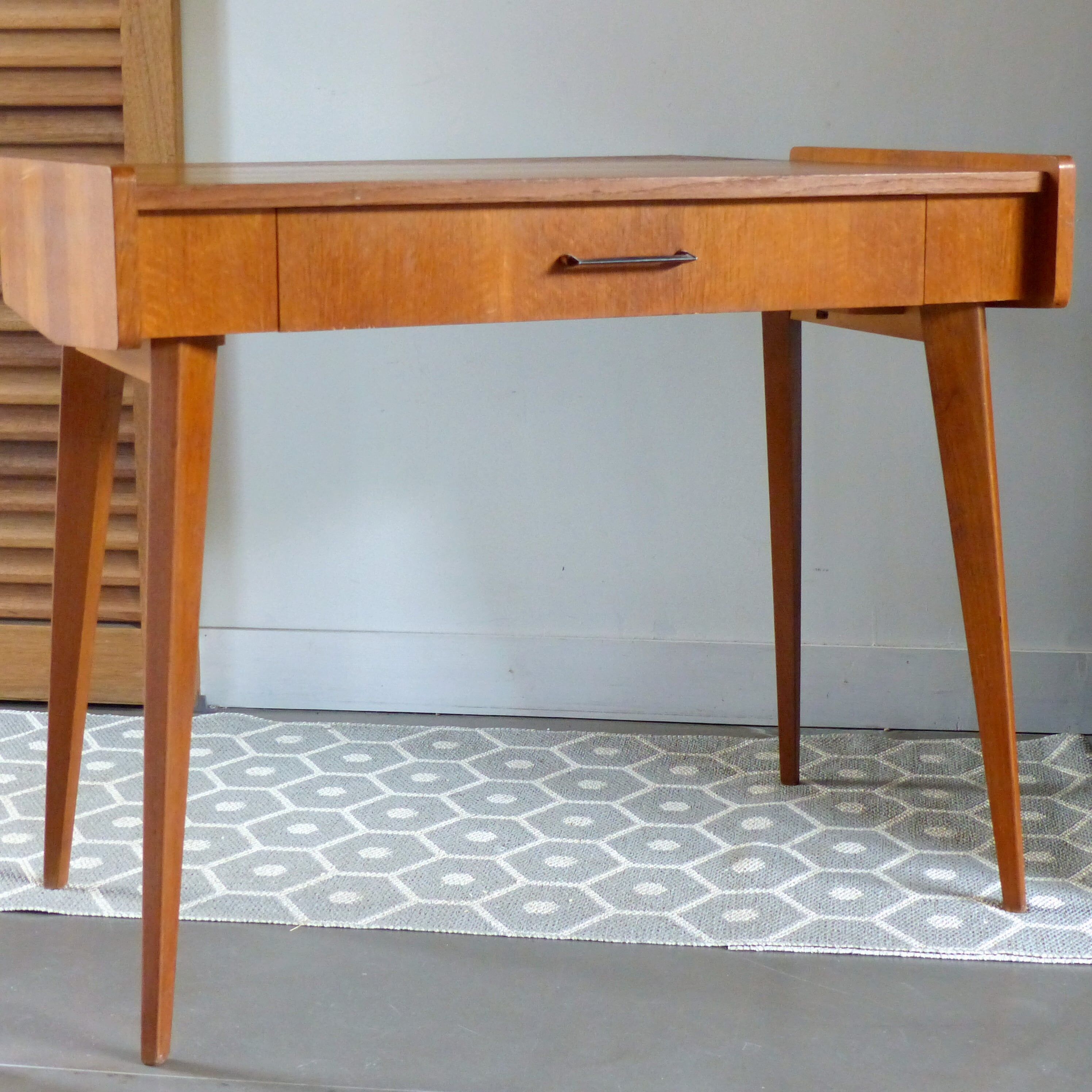 Bureau moderniste à pieds compas