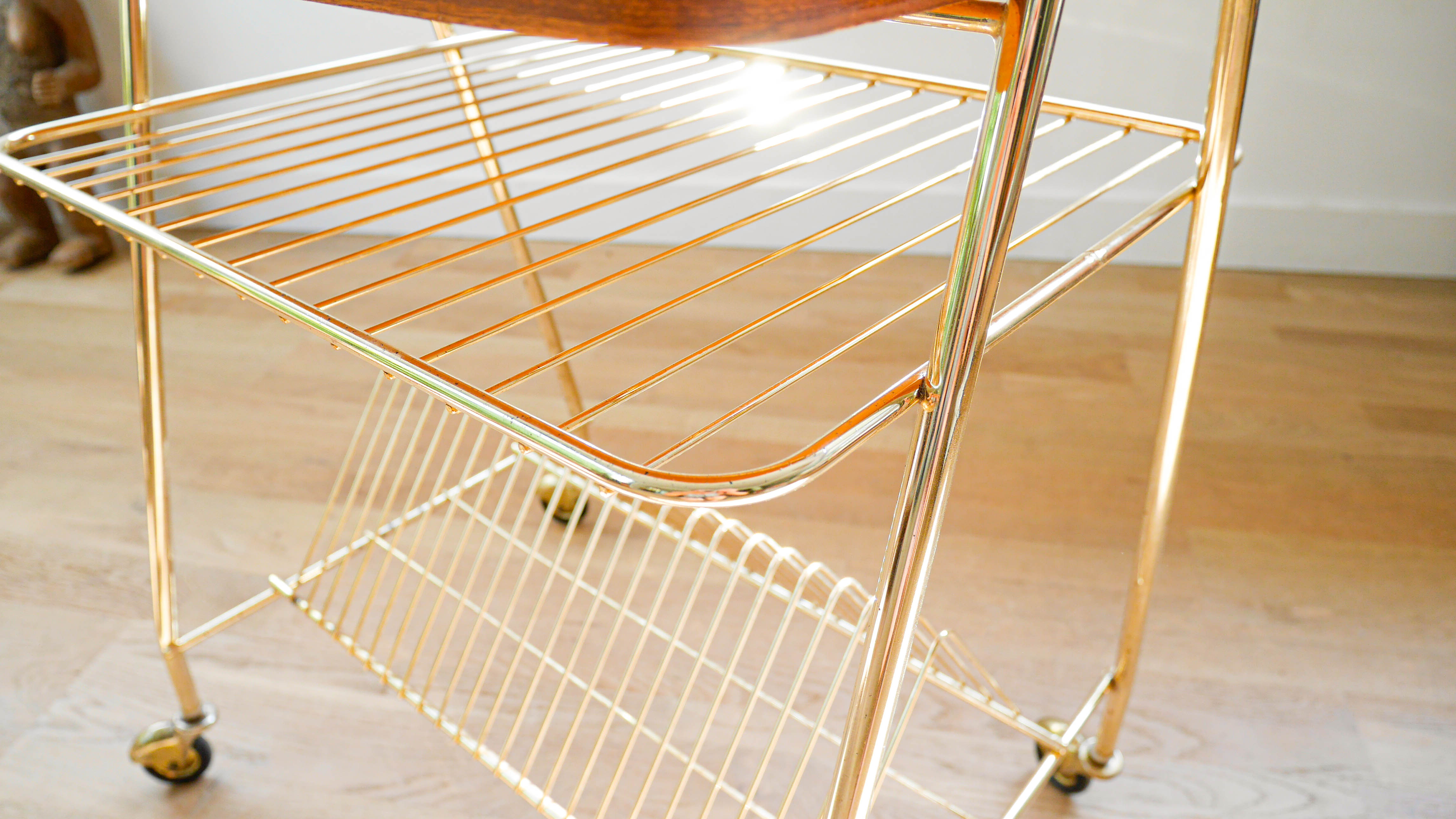 Vinyl service in gilded metal, with wooden top