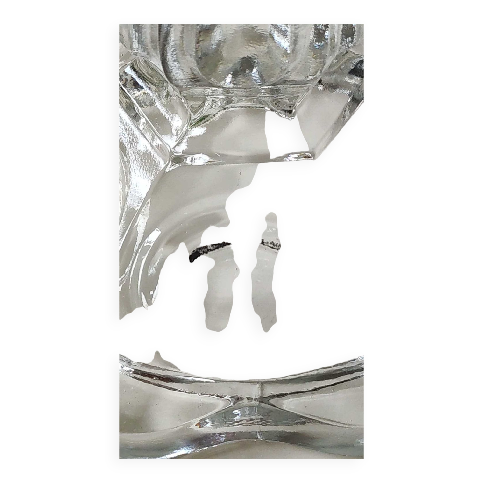 Paire de bougeoirs verre moulé, forme florale/godronnée, verrerie de portieux. années 50.