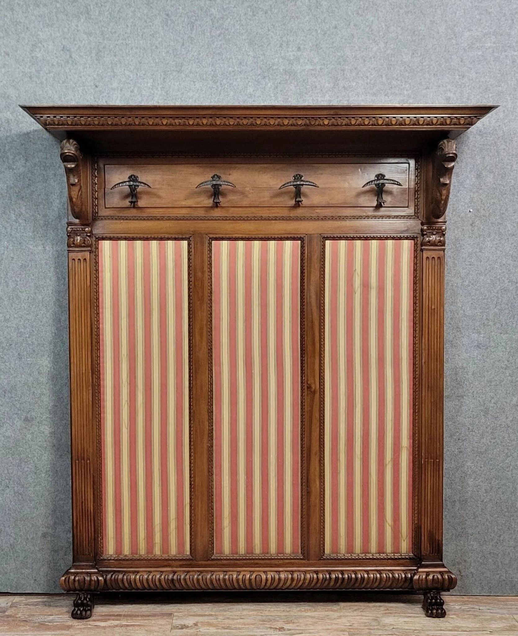 Large Renaissance-style coat rack in walnut from around 1850.