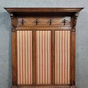 Large Renaissance-style coat rack in walnut from around 1850.