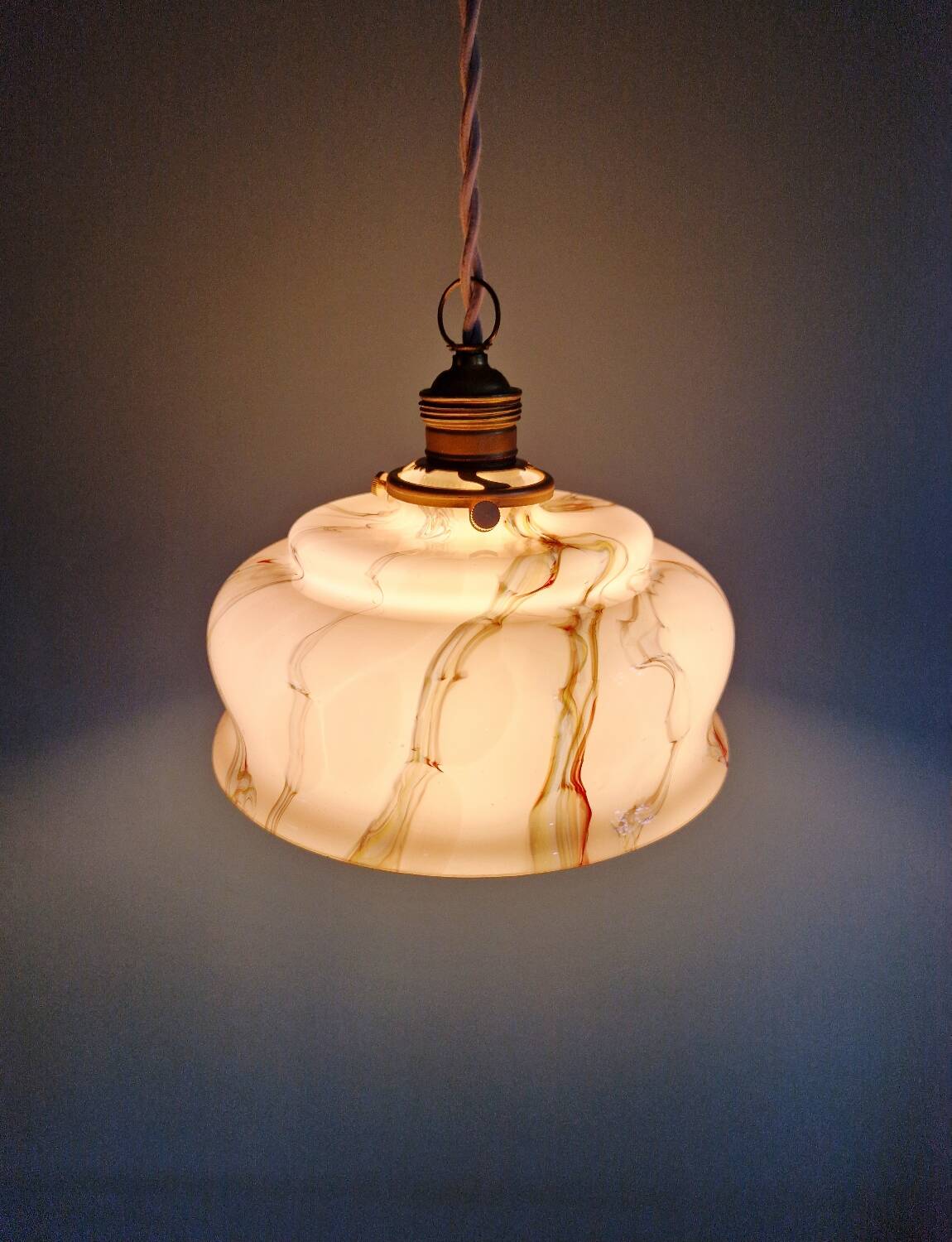 Suspension Art Déco en opaline marbrée rose, Scailmont (Belgique)