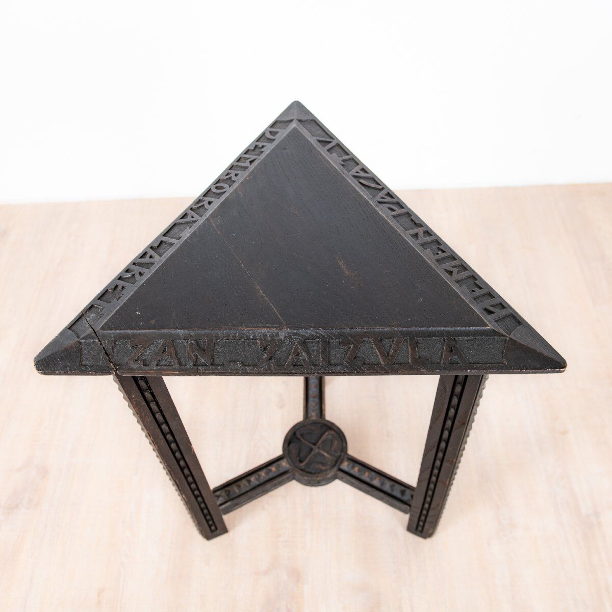 Guéridon en bois teinté et sculpté benjamin gomez– vers 1920–1930