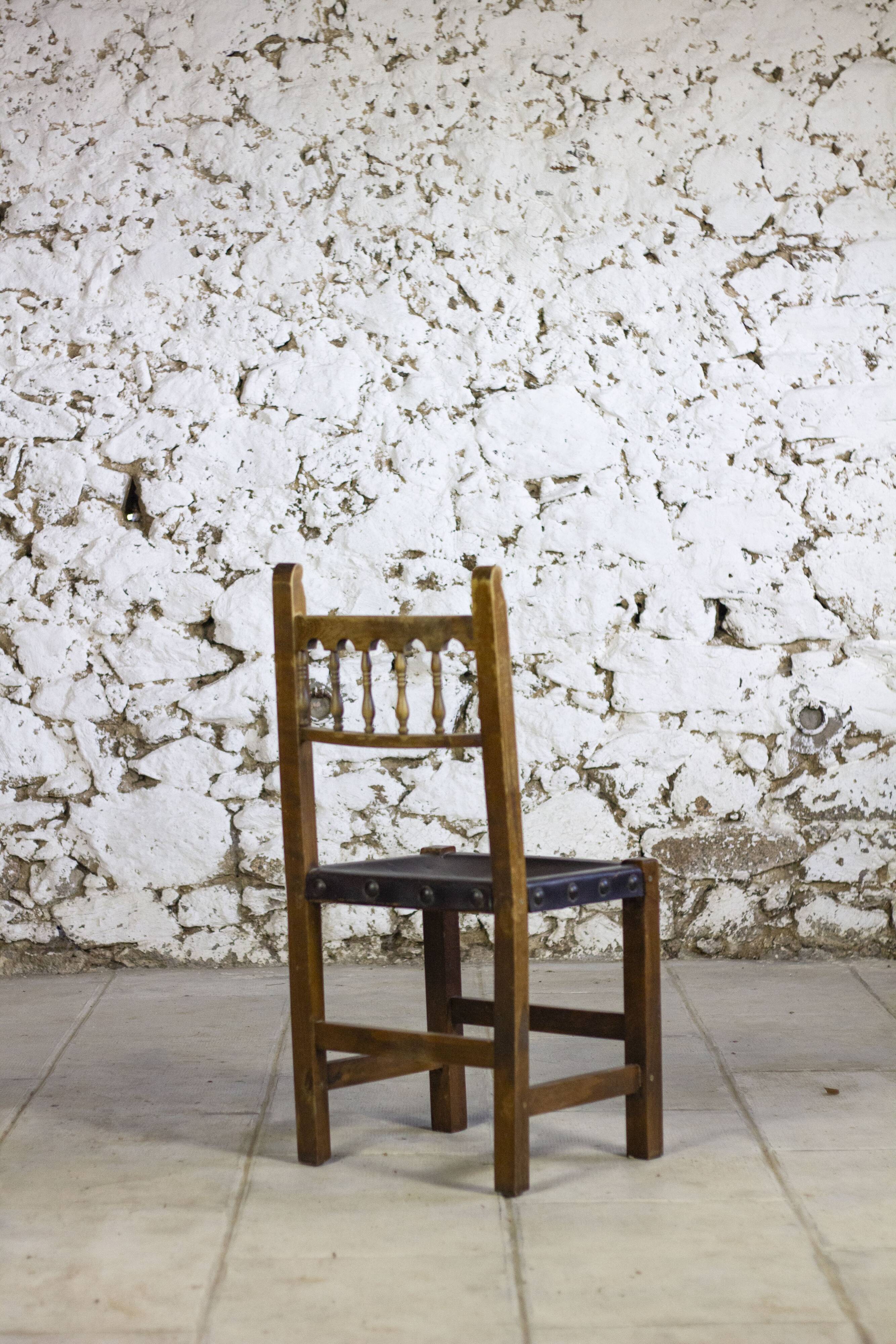 Chaise brutaliste bois et cuir espagnol, 1950