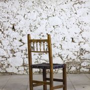 Chaise brutaliste bois et cuir espagnol, 1950