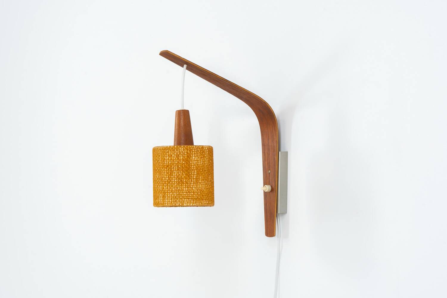 Applique en contreplaqué et sisal (Danemark, années 1960).