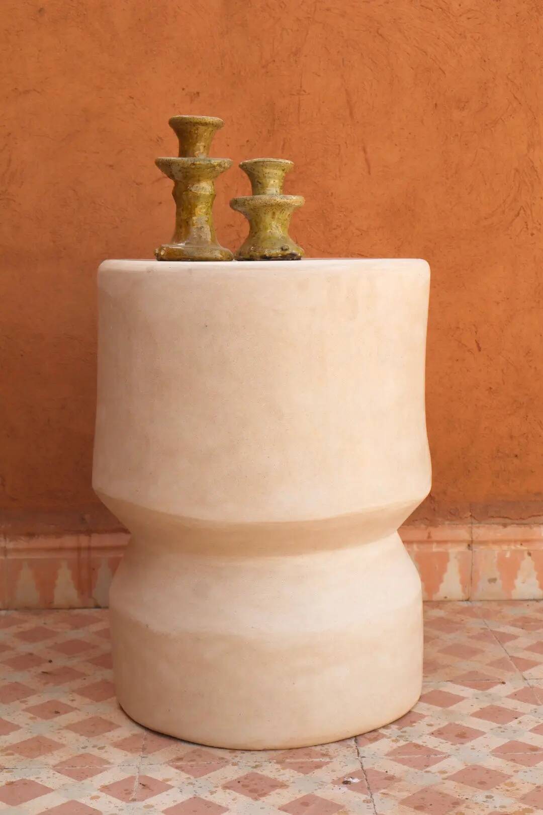 Sculptural side table in tadelakt