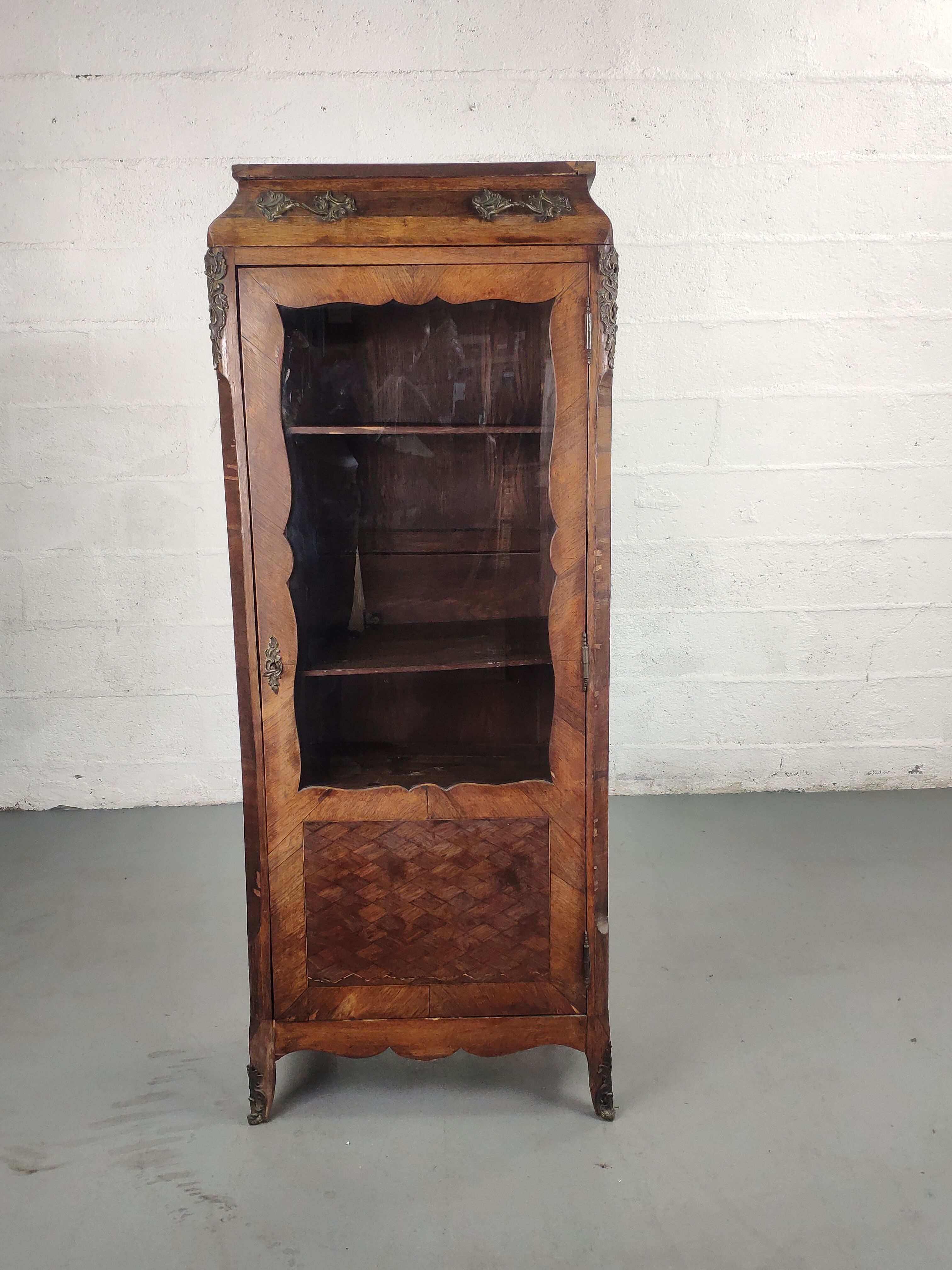 Louis XV showcase with precious wood marquetry