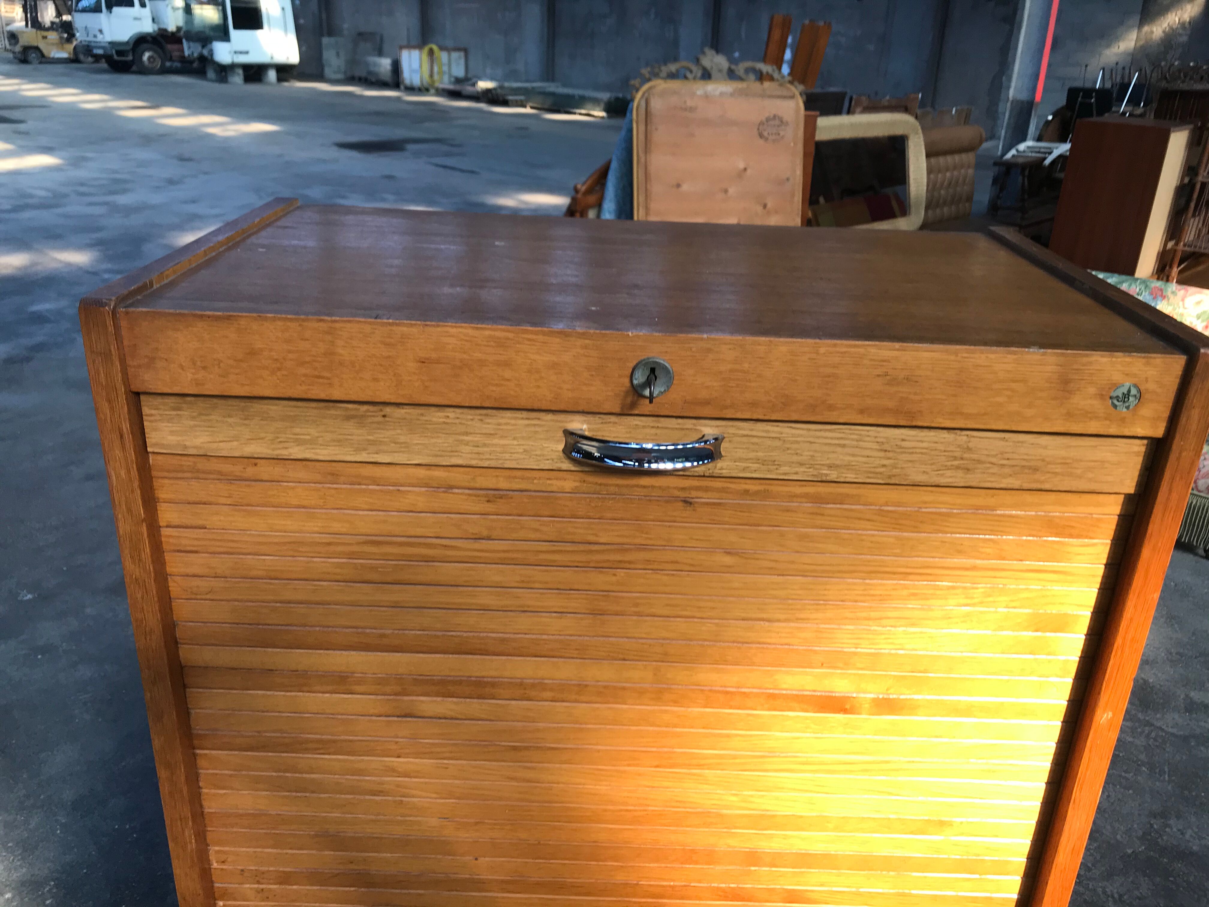 Furniture binder with oak curtain
