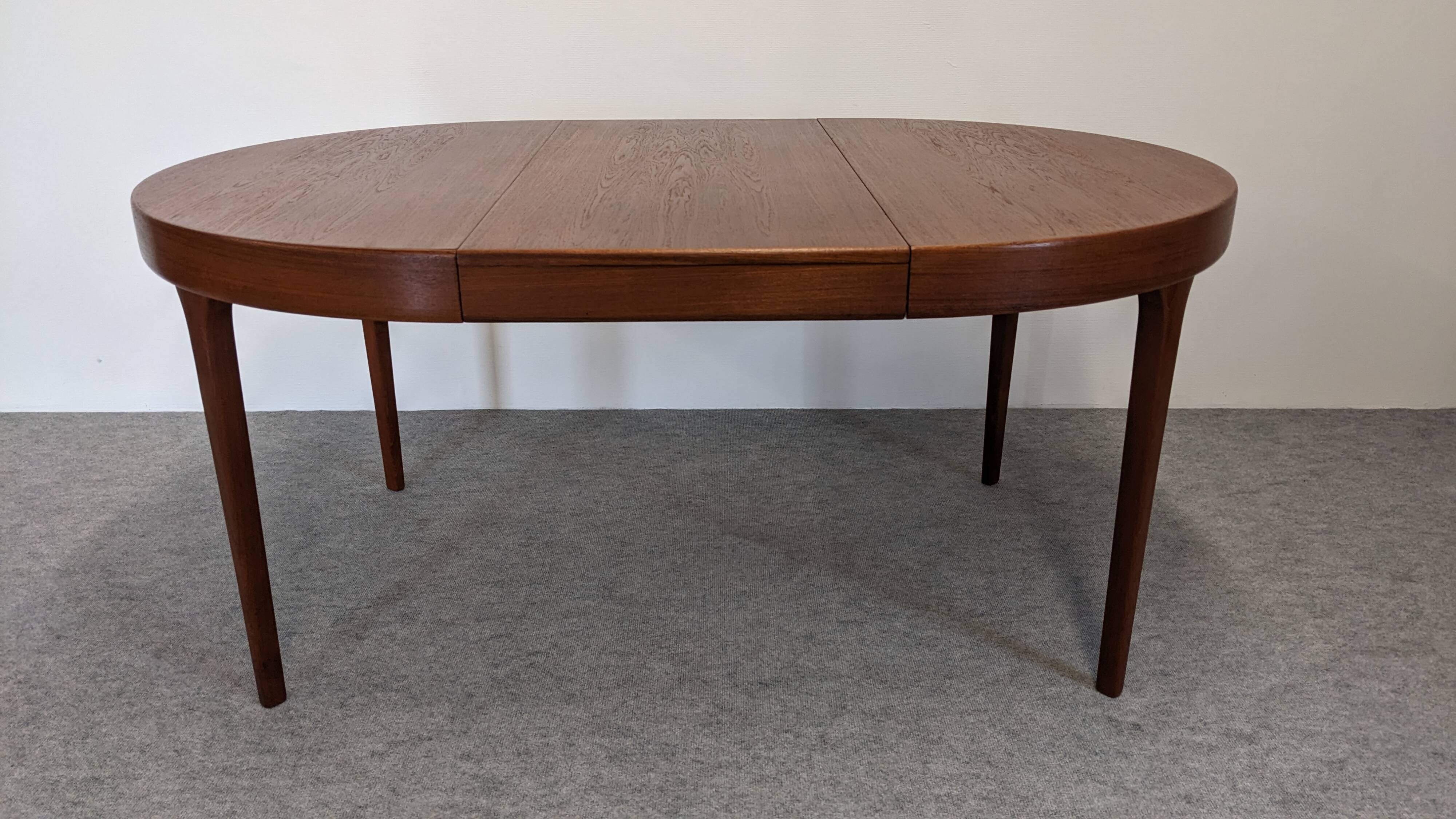 Table ronde extensible en teck de Oluf Theodor Larsen, Danemark vers 1970