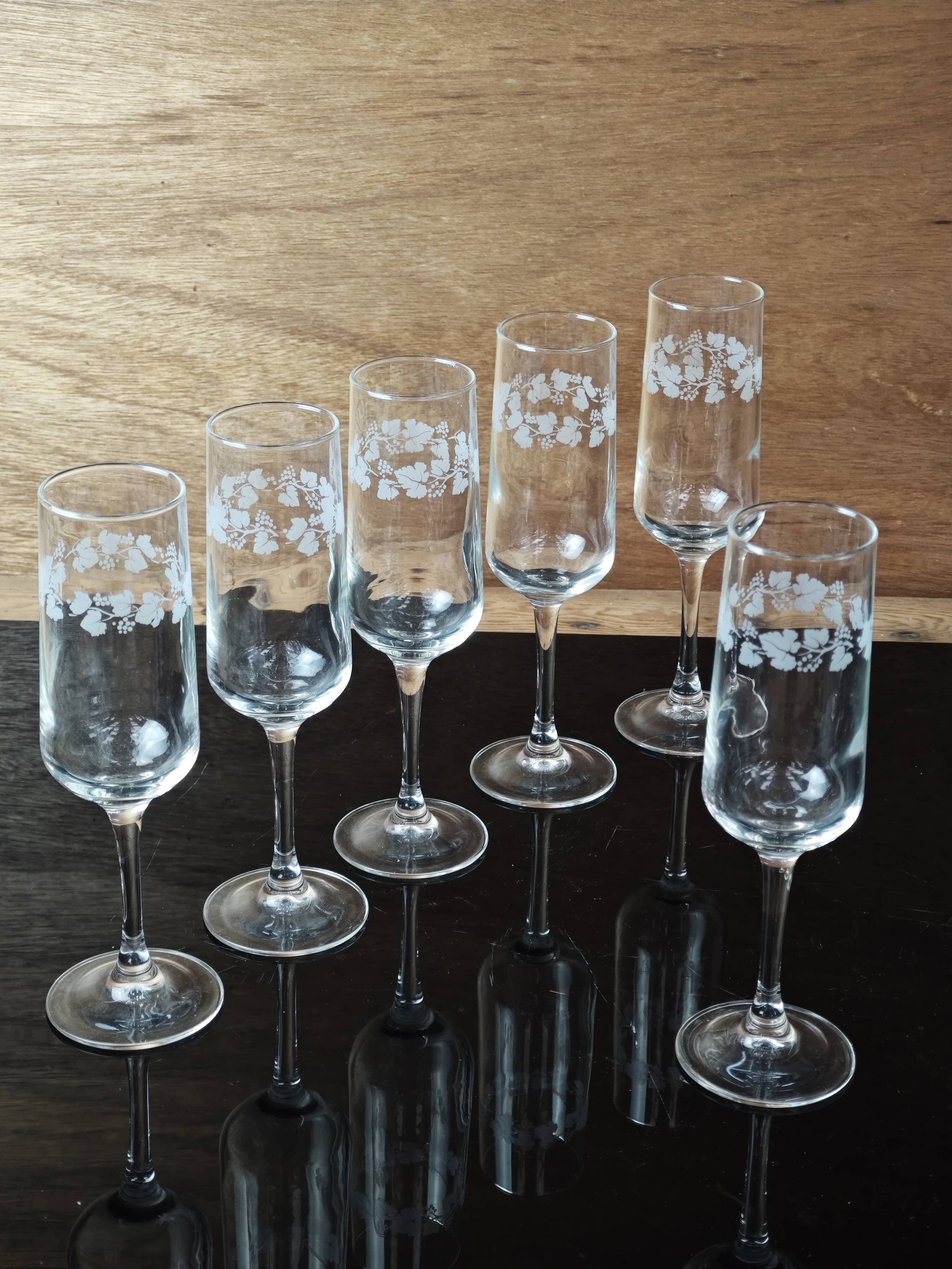Set of 6 Luminarc Gourmet "Grabè" champagne flutes.