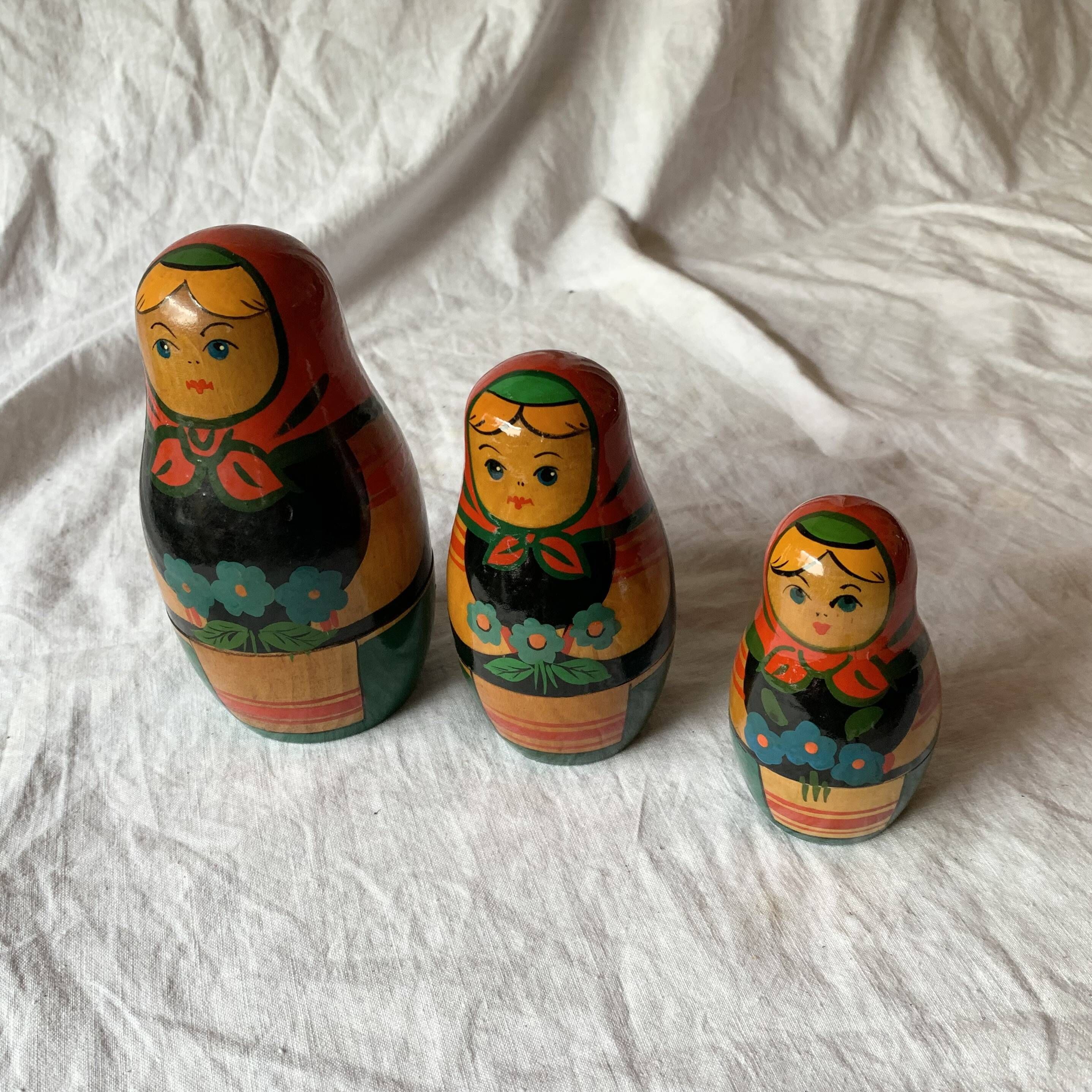 Matryoshka - Set of 7 old Russian nesting dolls