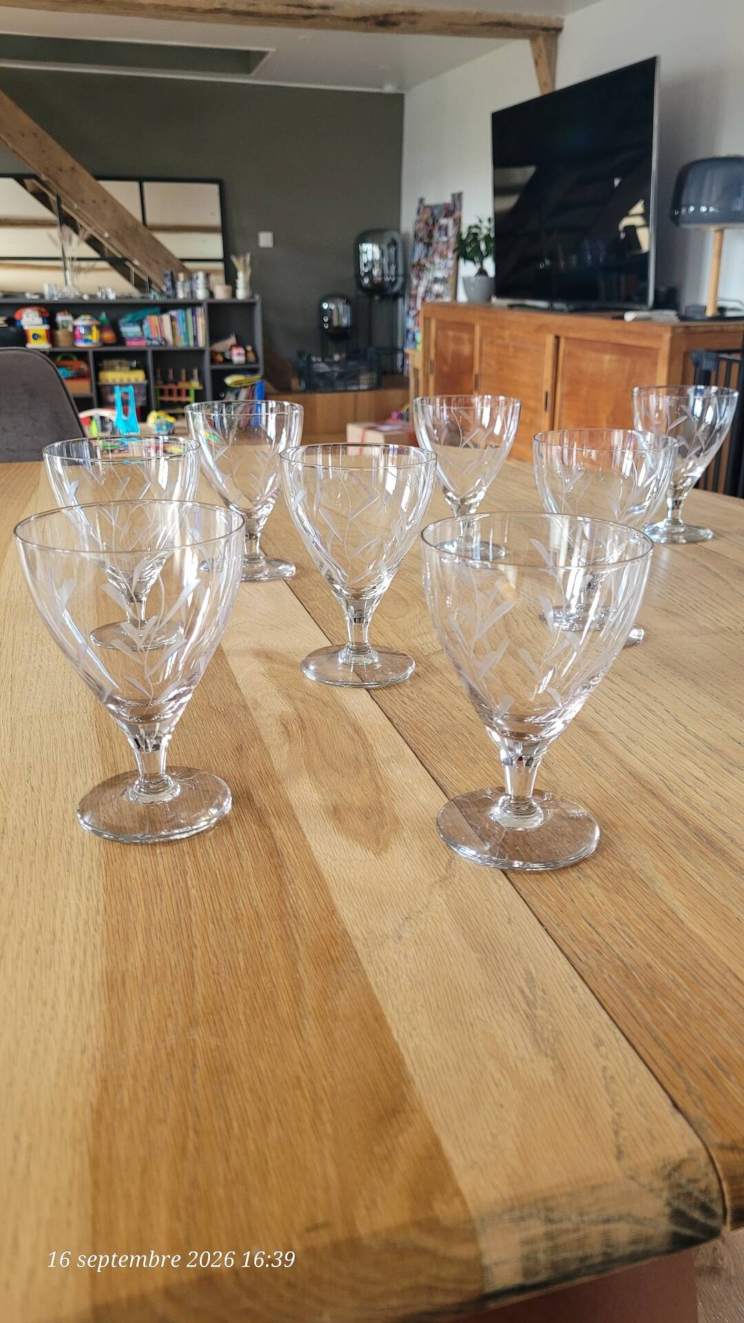 8 verres à pied anciens en verre gravé