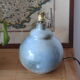 Pied de lampe boule en céramique bleue