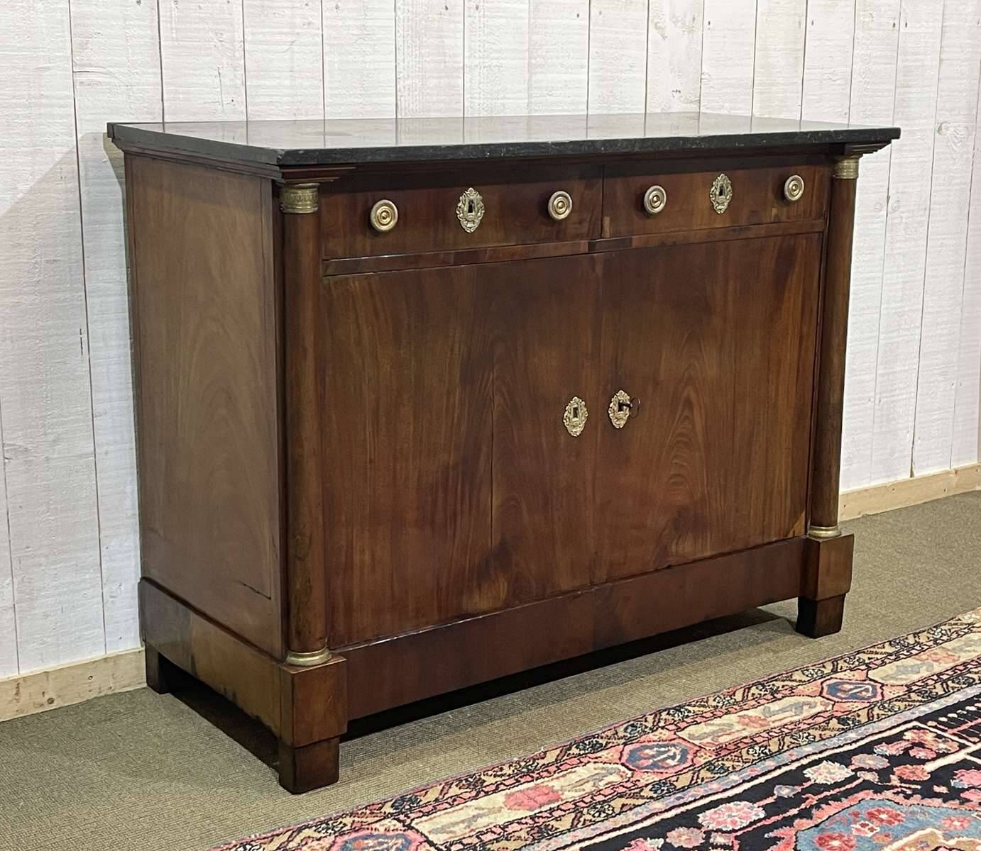 Buffet Empire début XIXème en acajou et dessus marbre noir