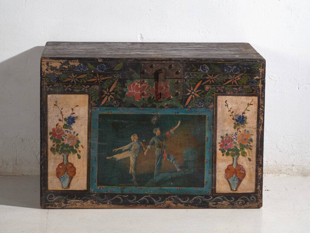 Coffre chinois ancien peint en bois de pin – Chine, circa 1900
