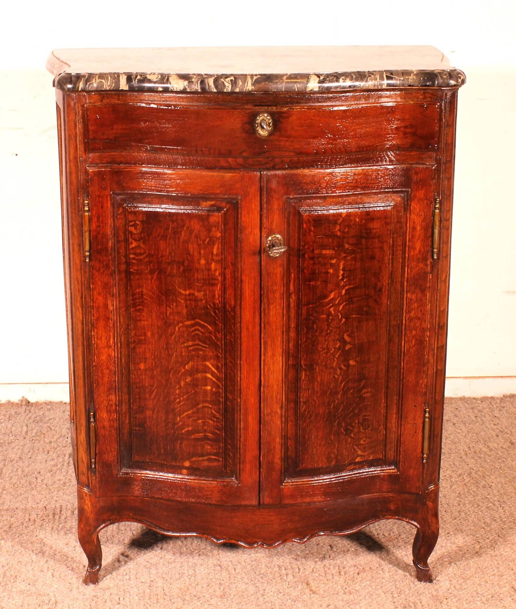 Superb Louis XV style buffet from the 18th century in oak.