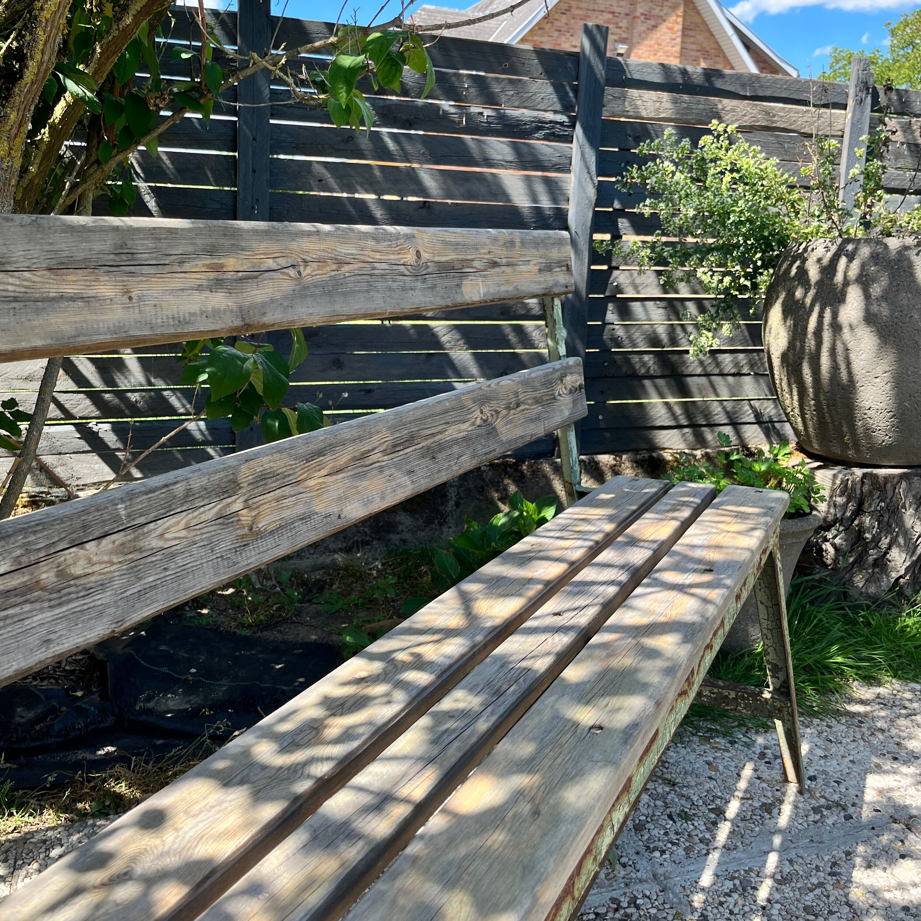 Garden bench in iron and wood and these 2 wooden stools