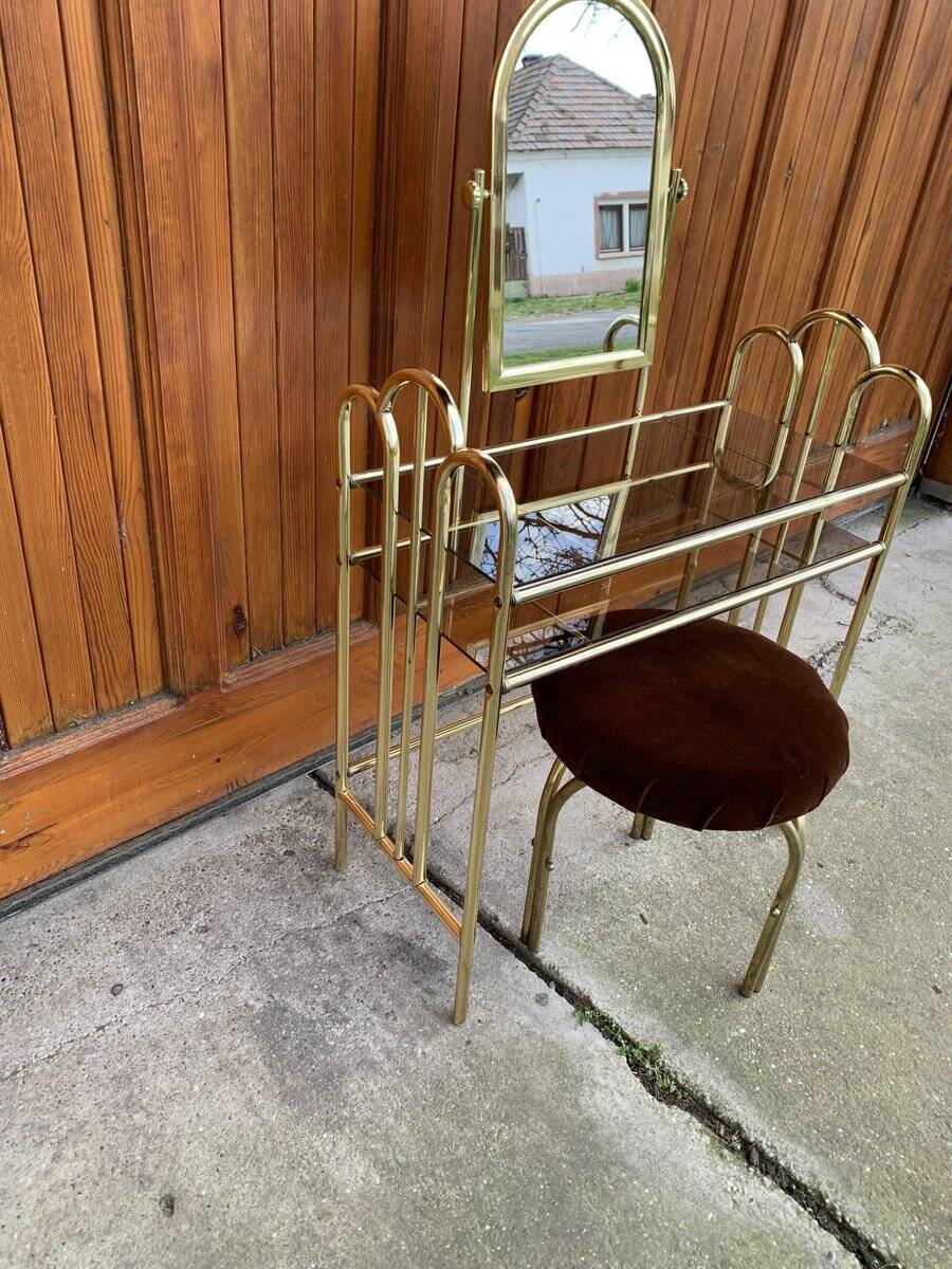 Hairdresser and vintage stool in gilded brass and mirror — brown seat, straw yellow accents.