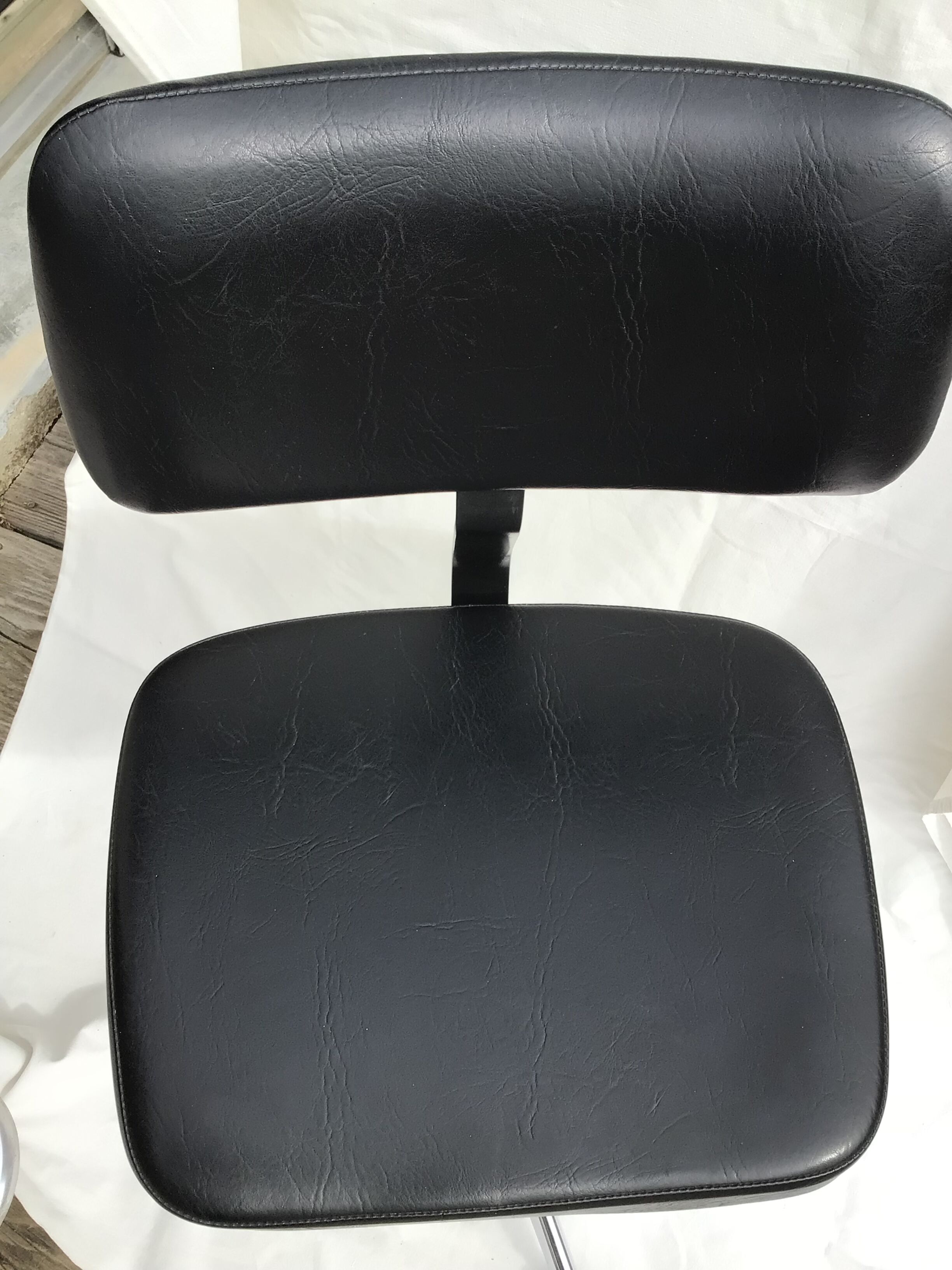 Adjustable swivel desk chair with 70's wheels