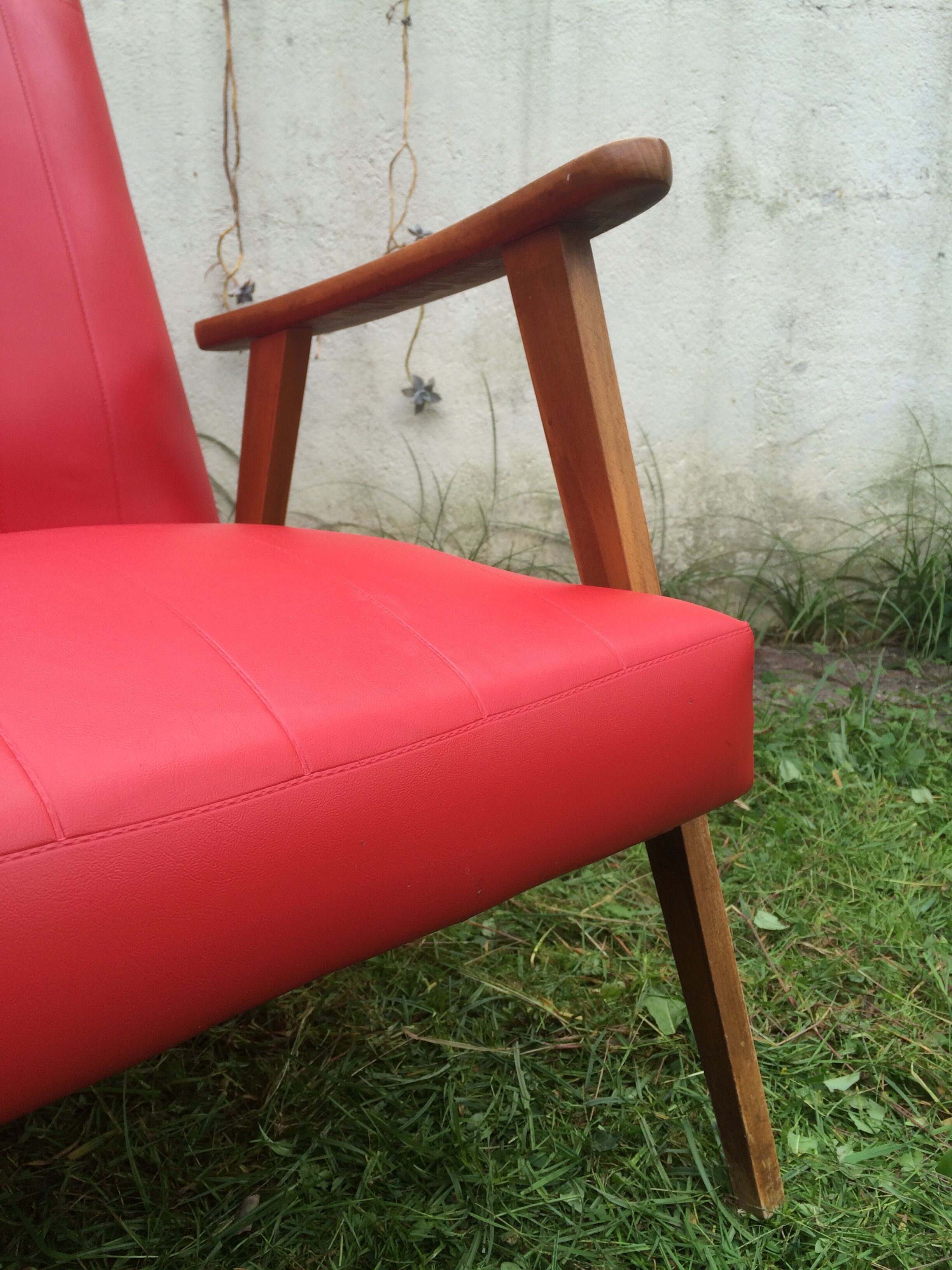 Pair of Scandinavian-style armchairs wood and red skai