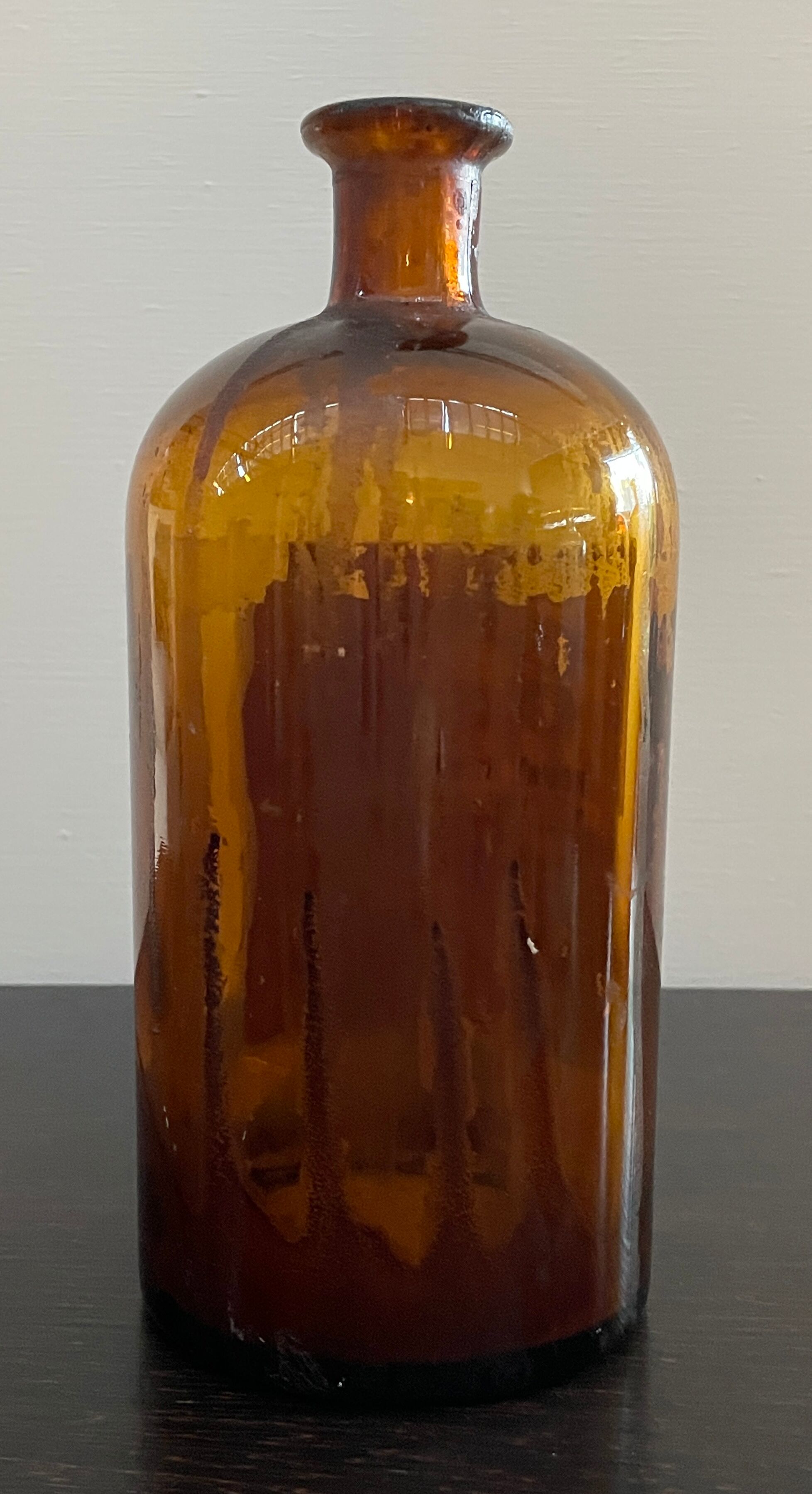 Lot d'anciens flacons de parfumeurs en verre avec étiquettes d'origine