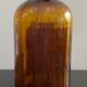 Lot d'anciens flacons de parfumeurs en verre avec étiquettes d'origine