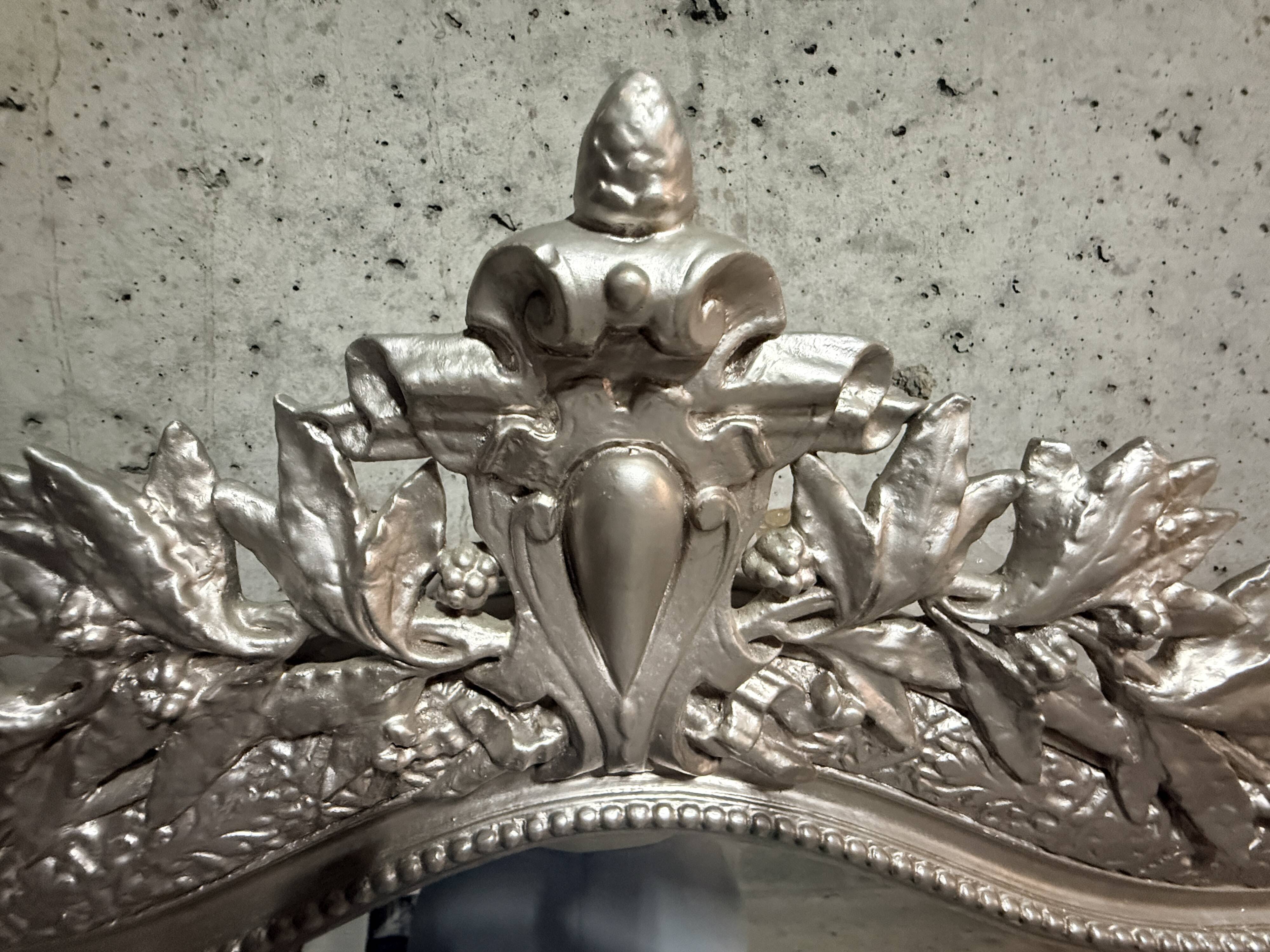 Grand miroir ancien fin XIXème siècle à fronton sculpté de style Louis Phil