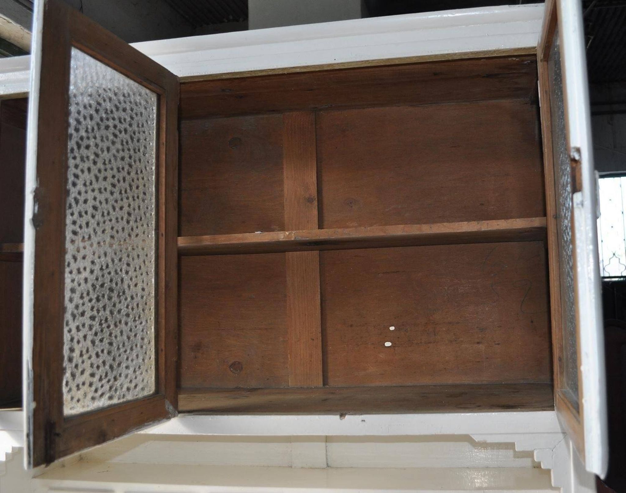 Buffet en pin peint gris avec vitrine et verre effet miroir, début XXe siècle