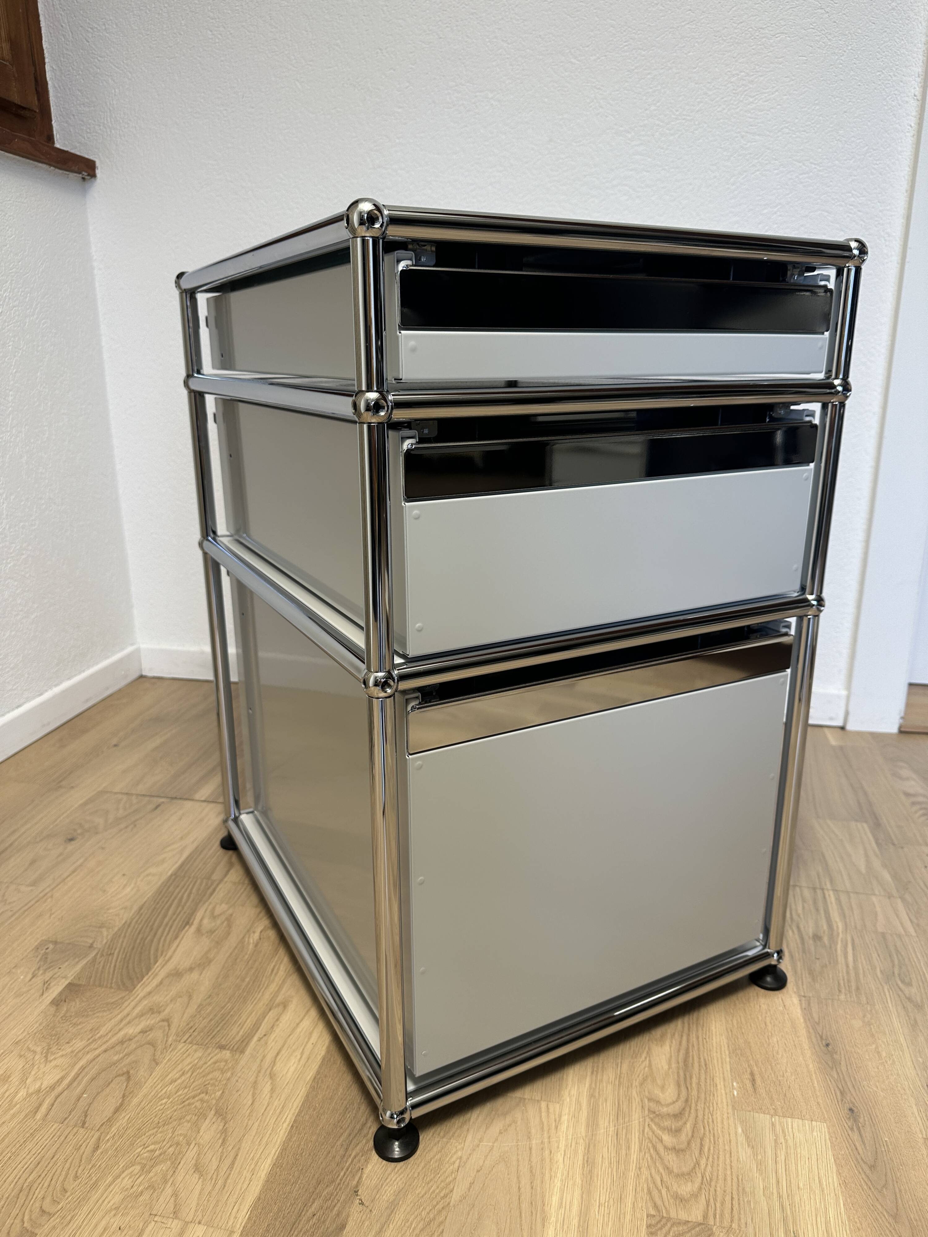 USM Haller pedestal in light grey