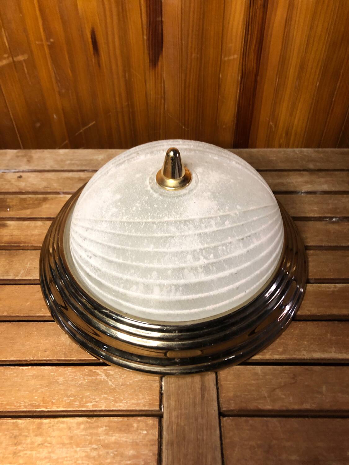 Ancien plafonnier verre moulé contour dore