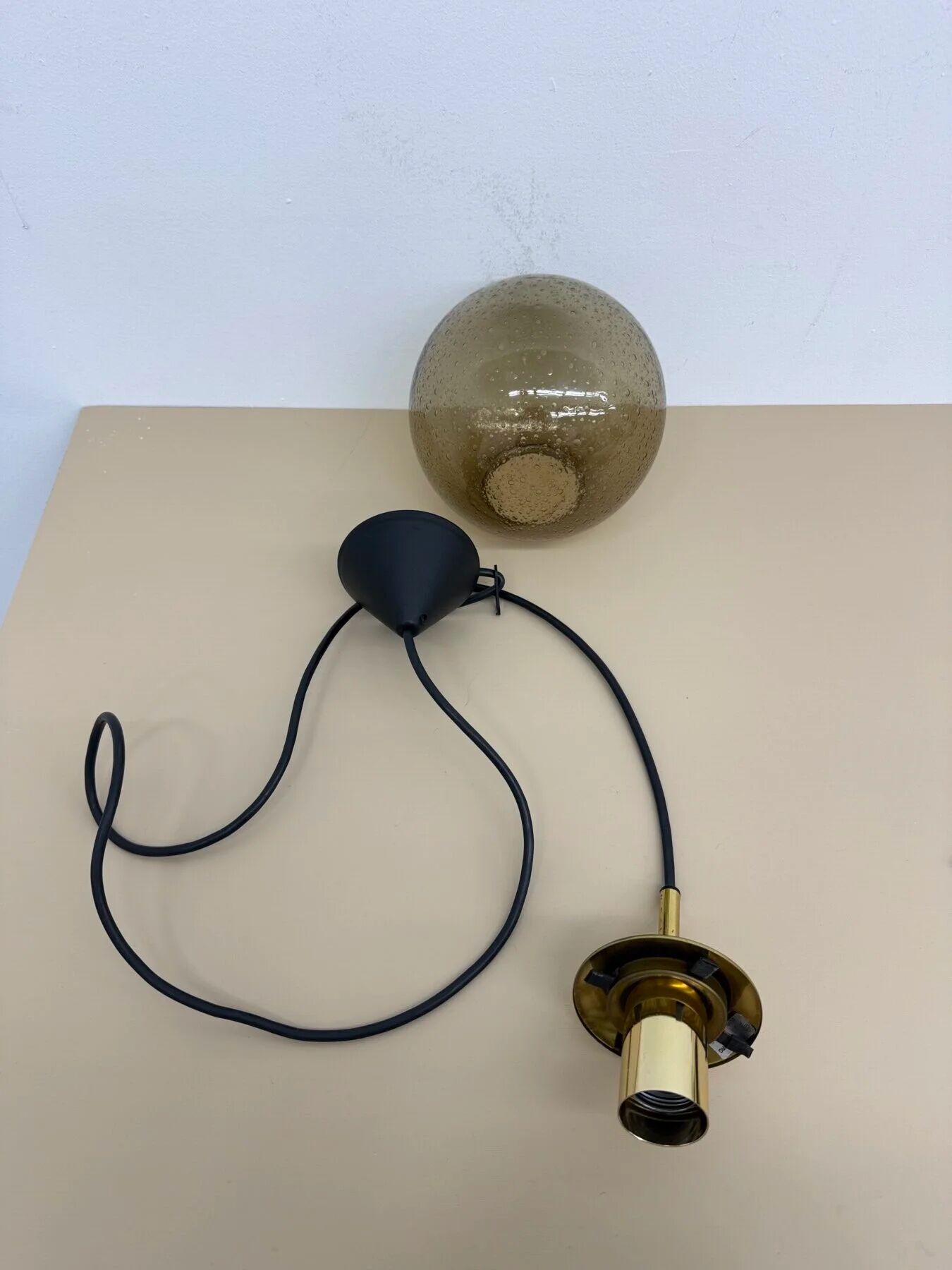Suspension en verre fumé en laiton Limburg Glashütte, années 1970