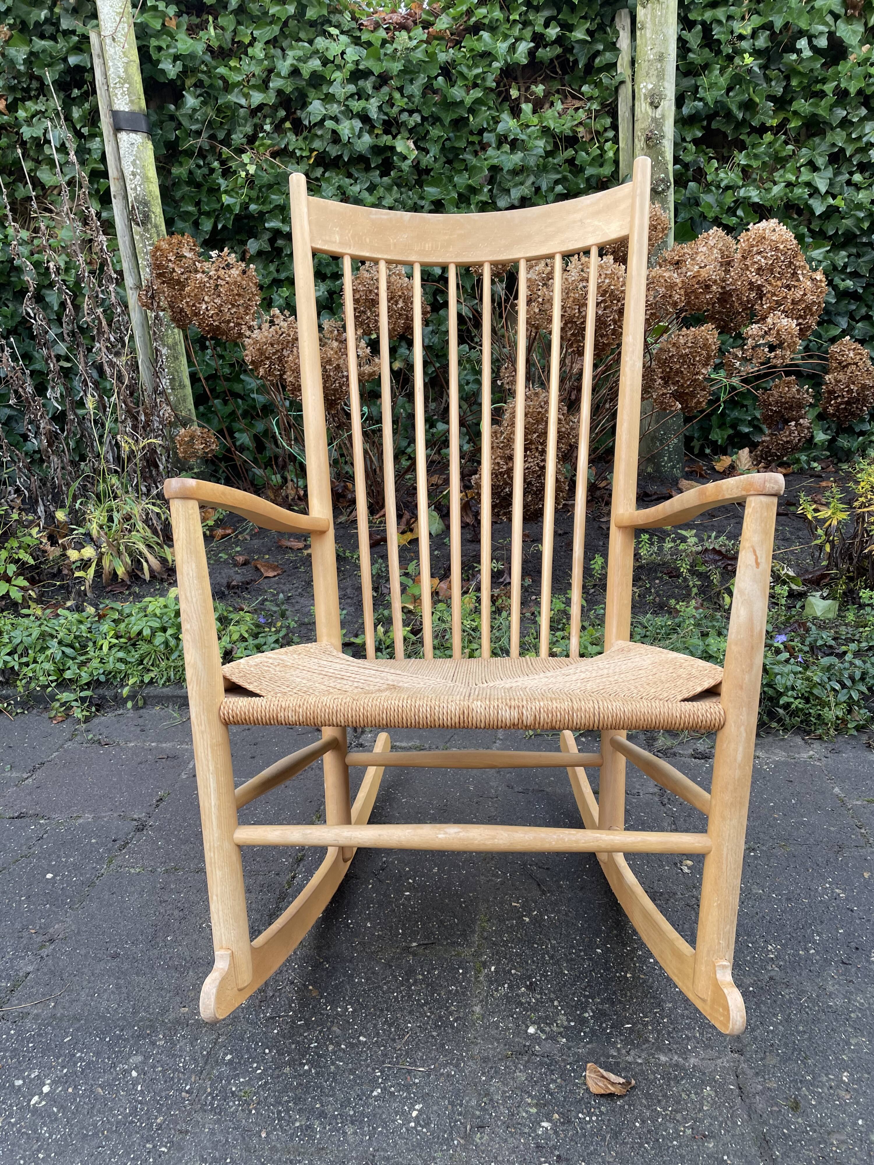 J16 rocking chair by Hans J. Wegner