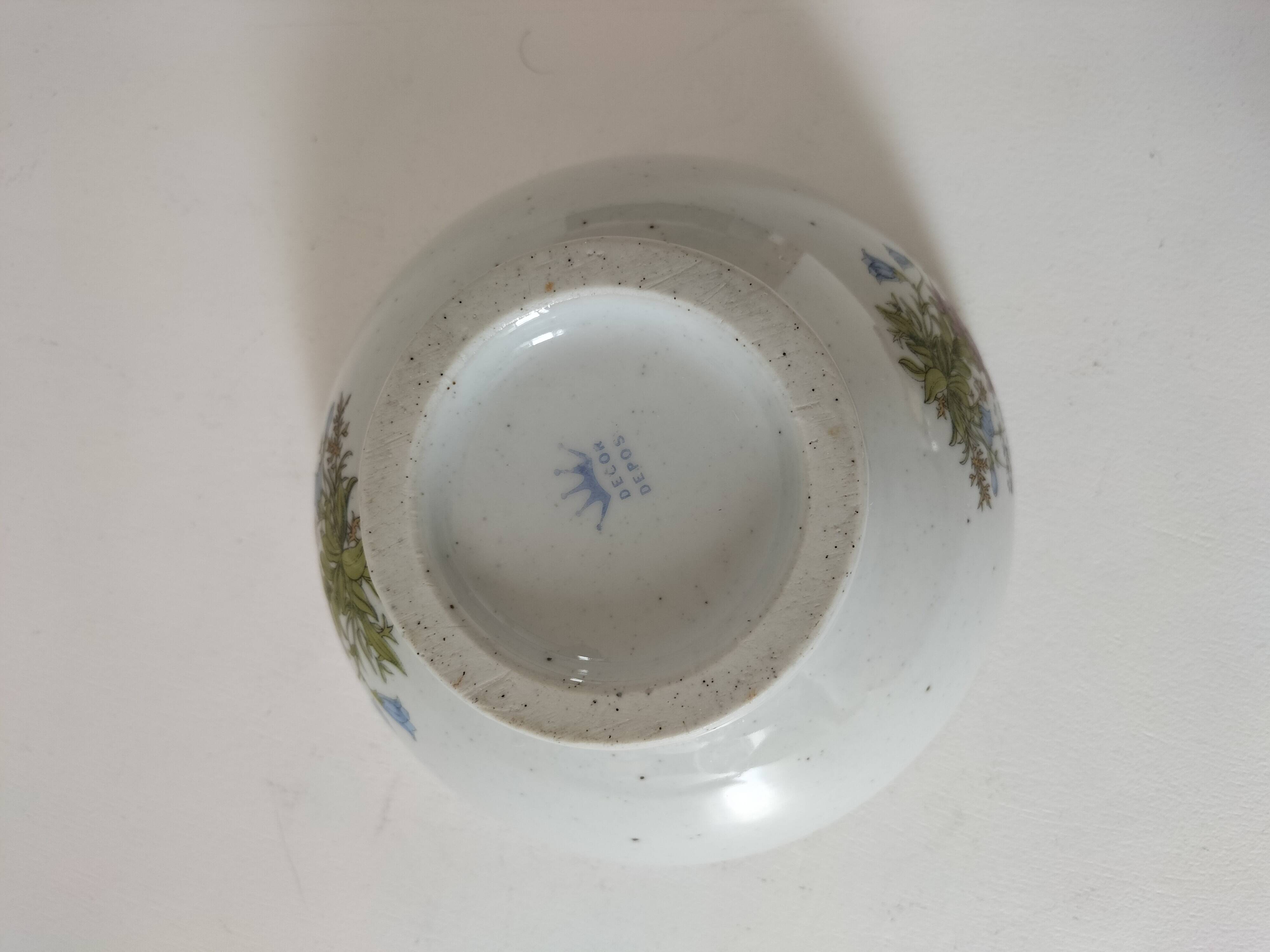 Large light grey speckled earthenware bowl with floral decoration – 1960s–1970s