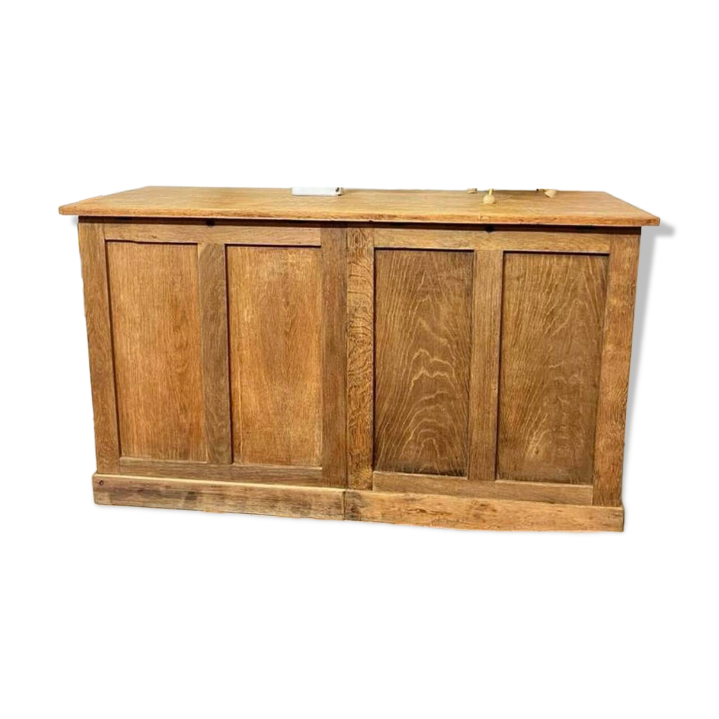 Ancien buffet en chêne à tiroirs