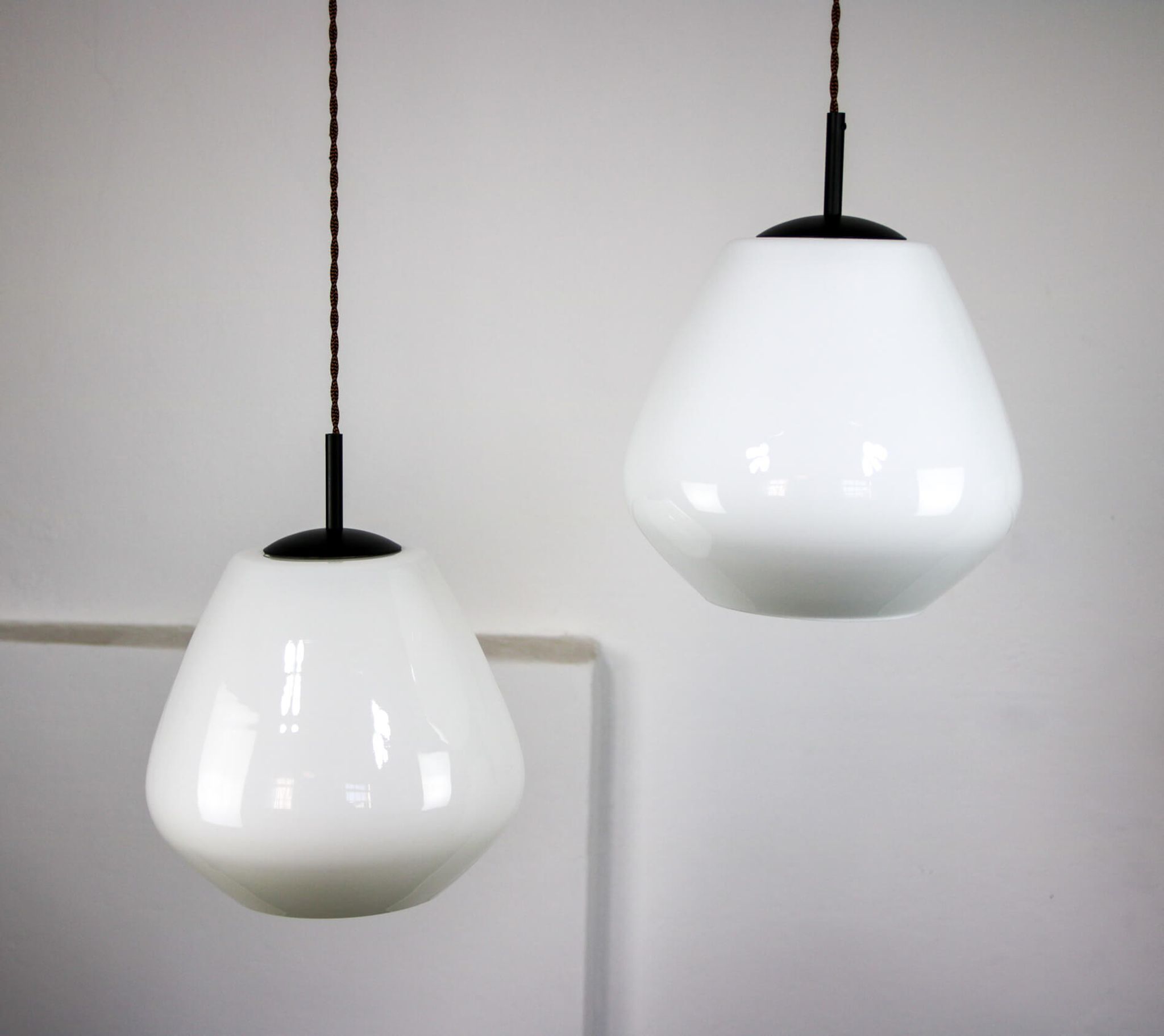 Suspension danoise en verre opalin du milieu du siècle