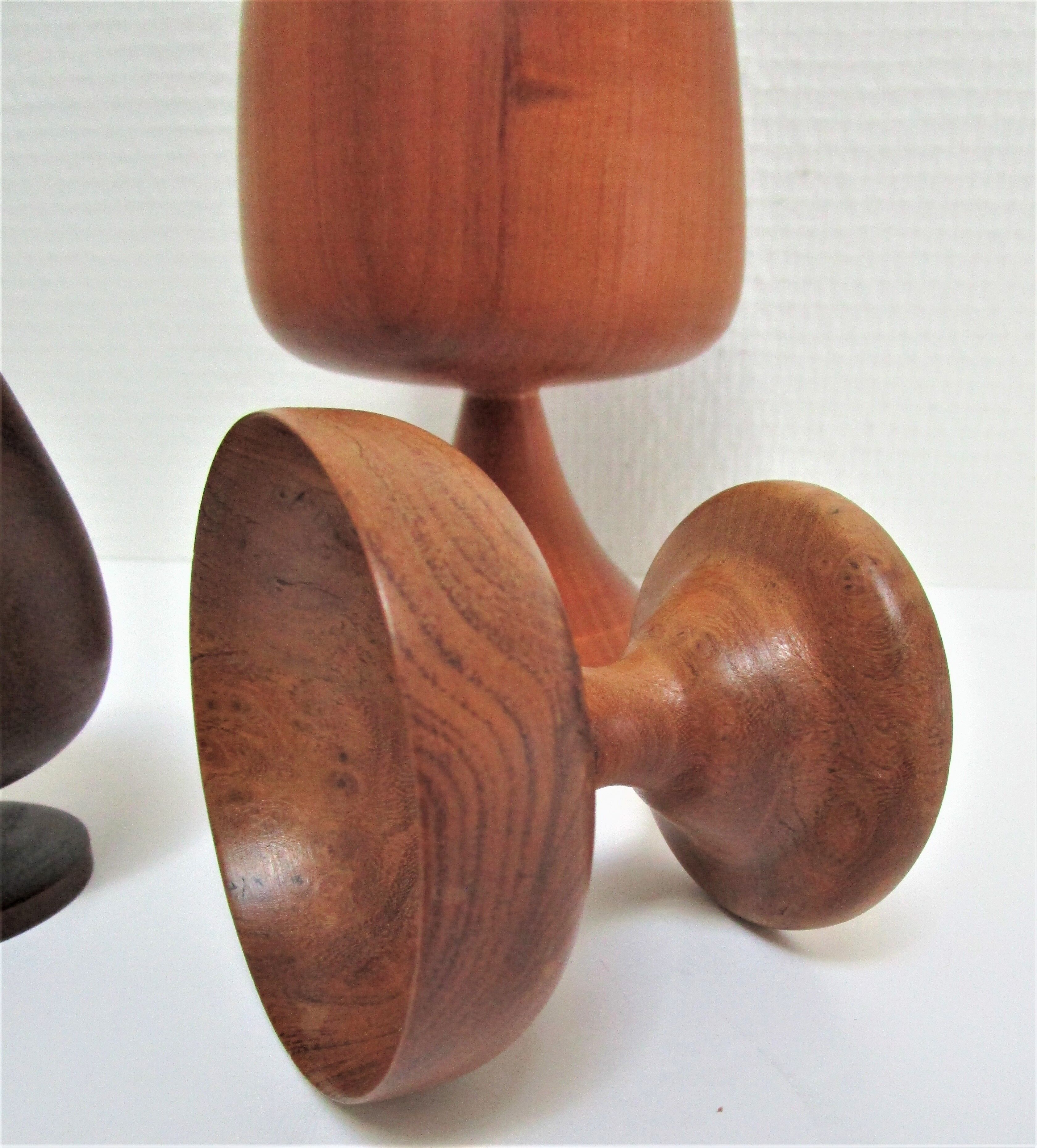 Cinq verres à pied en bois tourné vintage