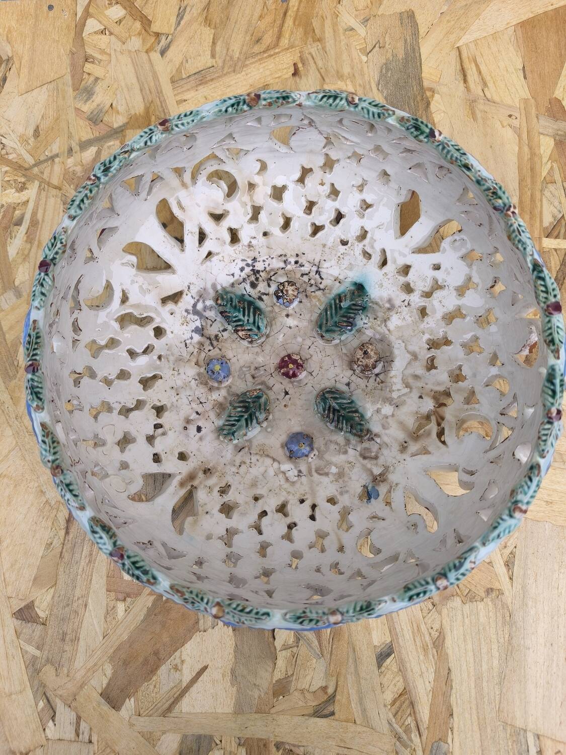 Italian barbotine fruit bowl from the 1930s