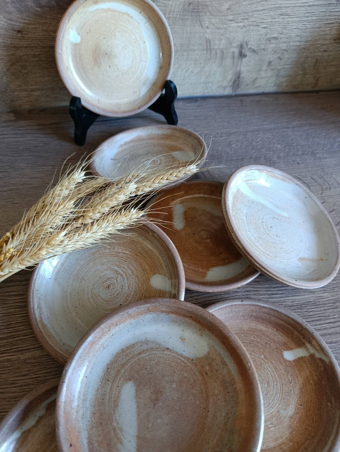 8 small dessert plates in raw and refined stoneware, vintage.