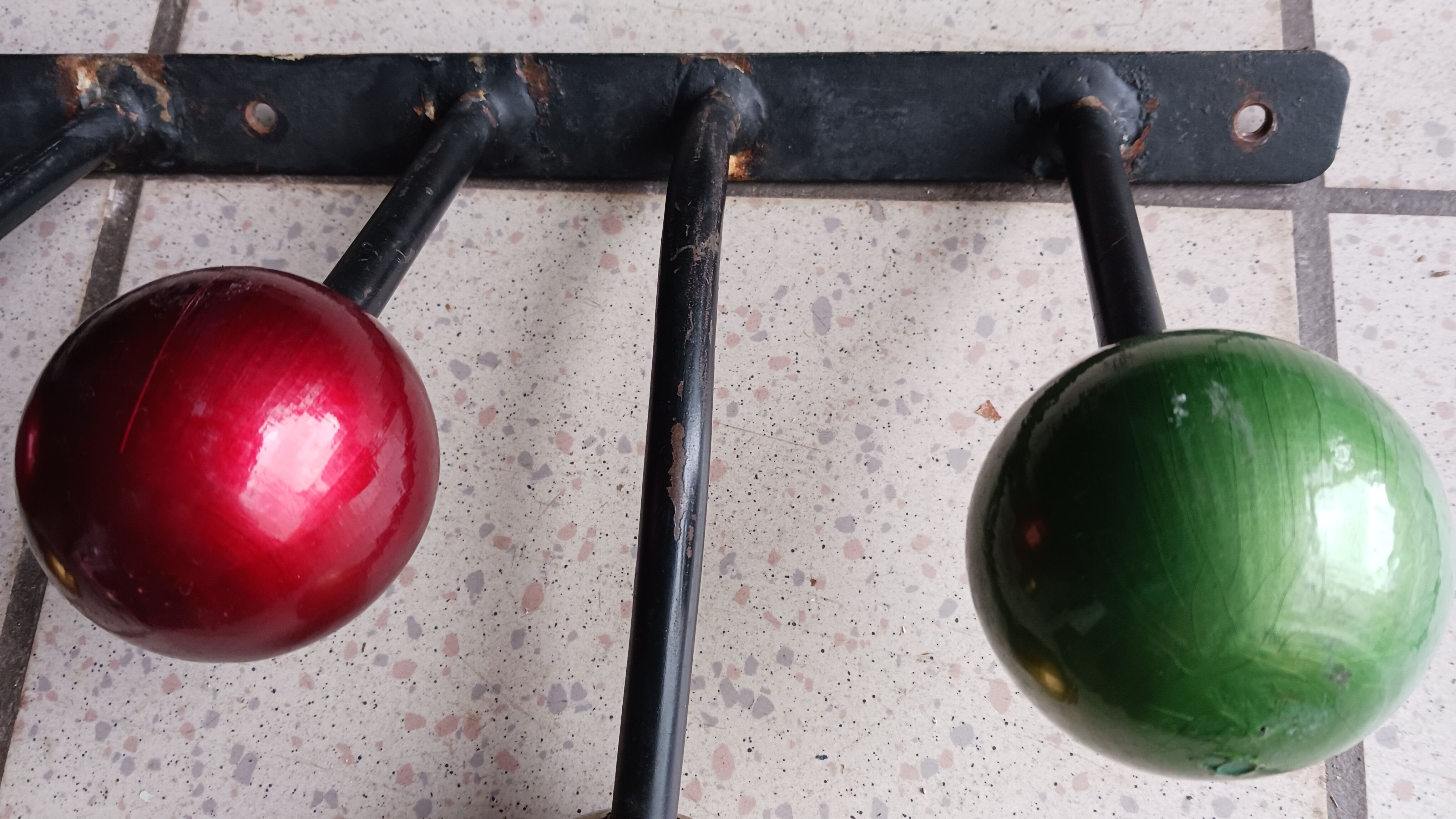 Wall coat rack in wrought iron, 6 balls of colors in wood bis