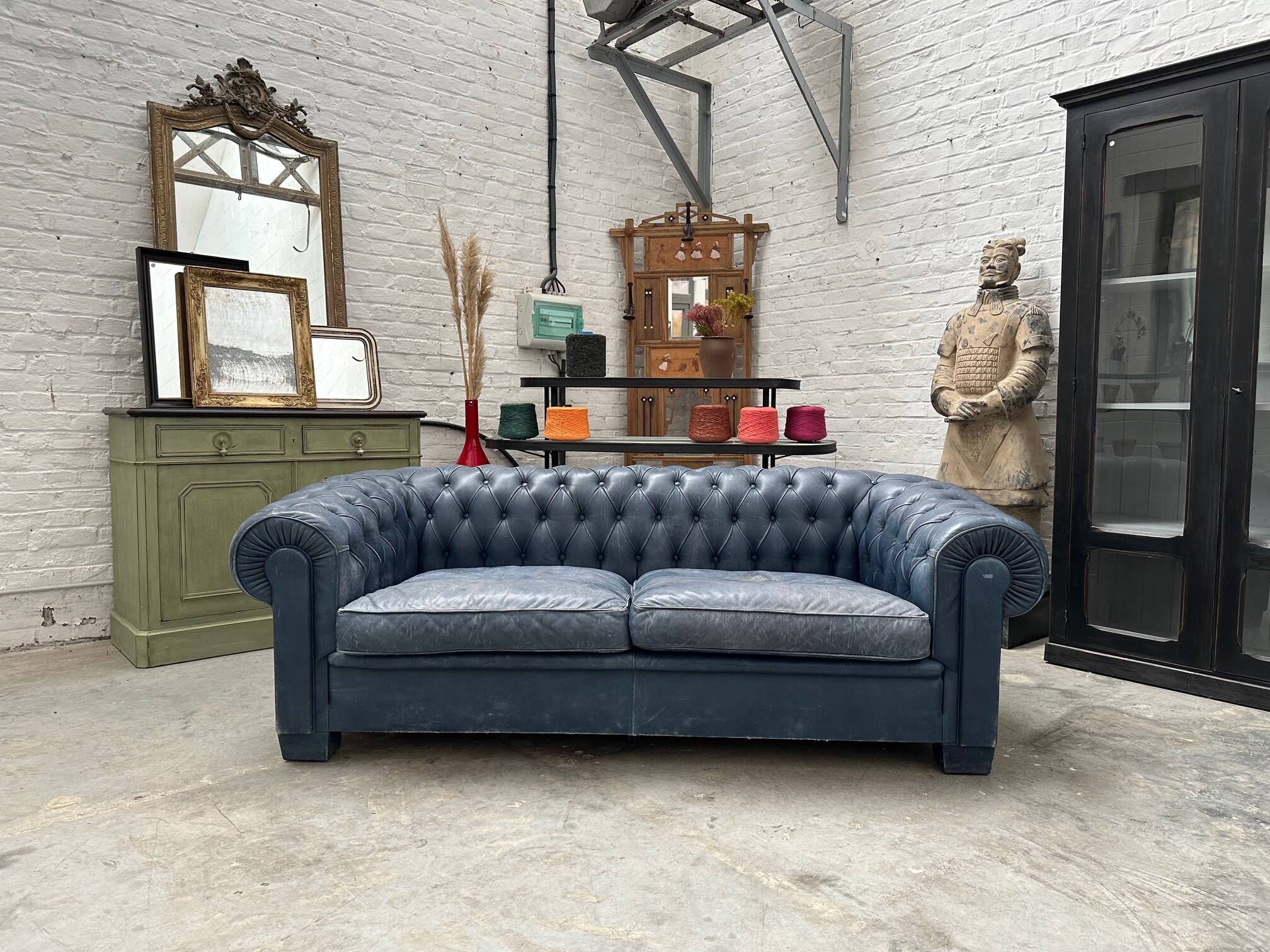 Canapé chesterfield en cuir bleu