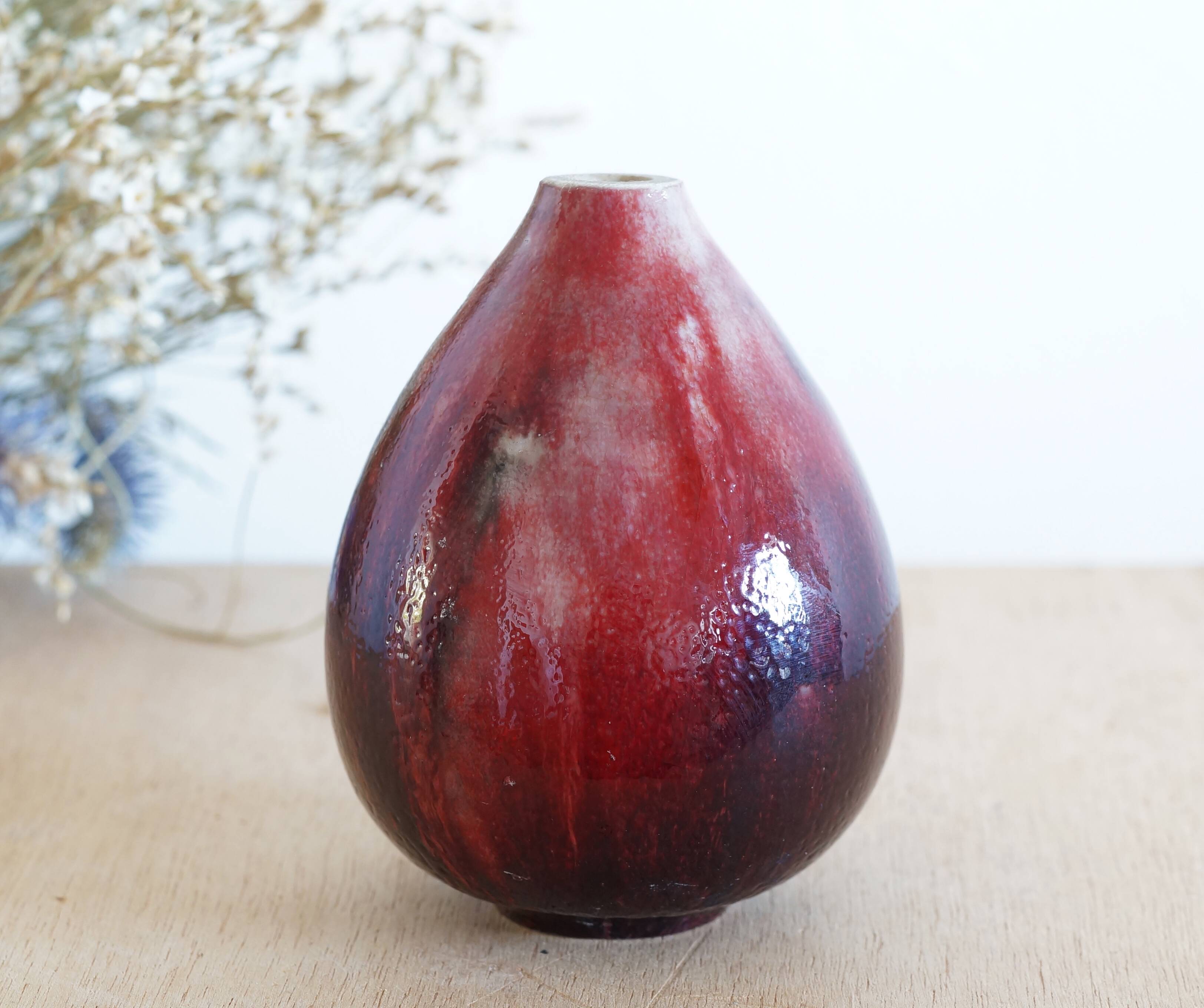 Vase en grès émaillé rouge, estampillé