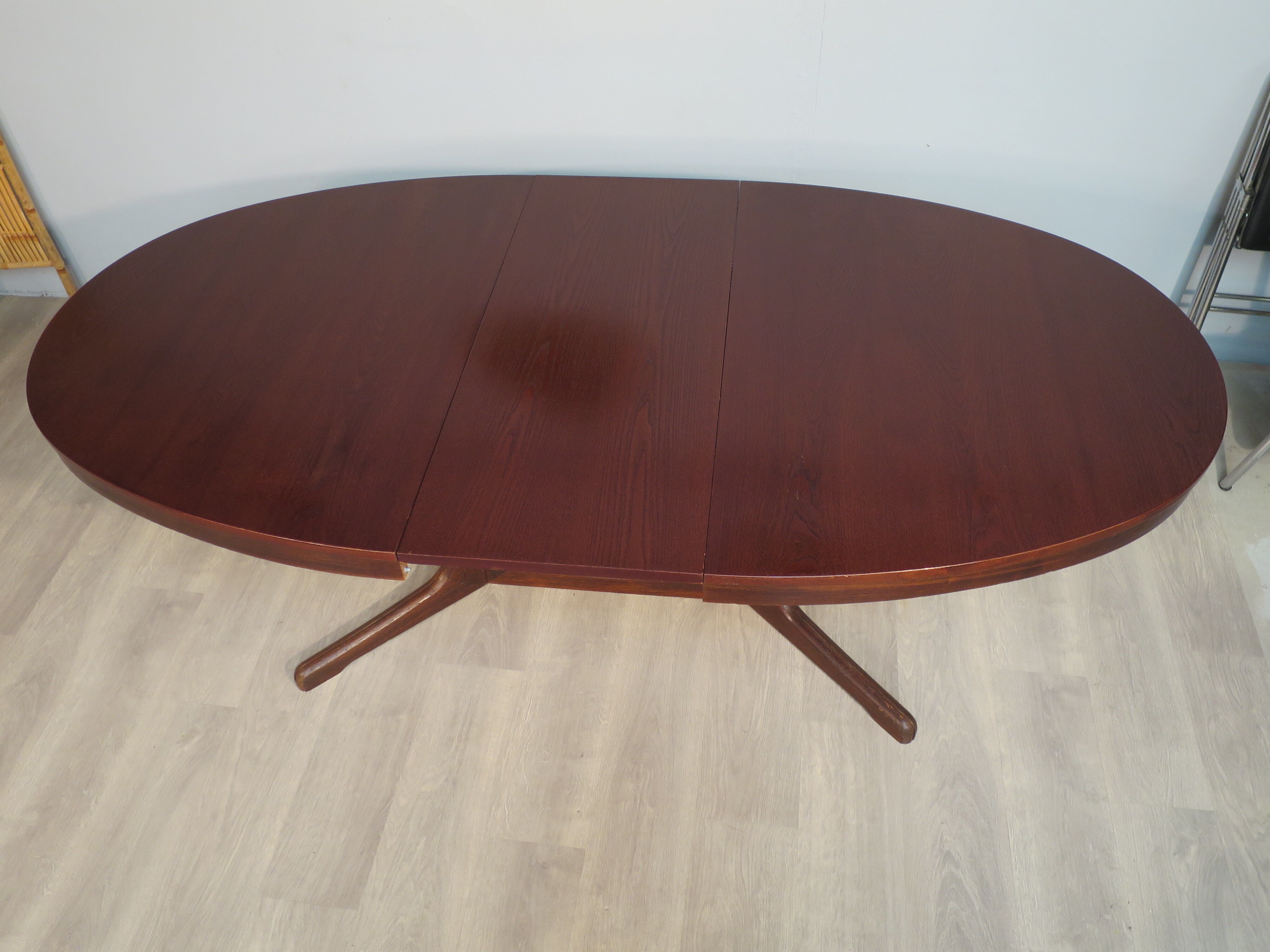 Baumann oval table