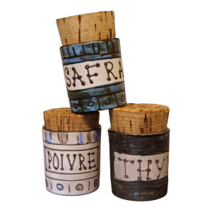Trois pots à épices en céramique